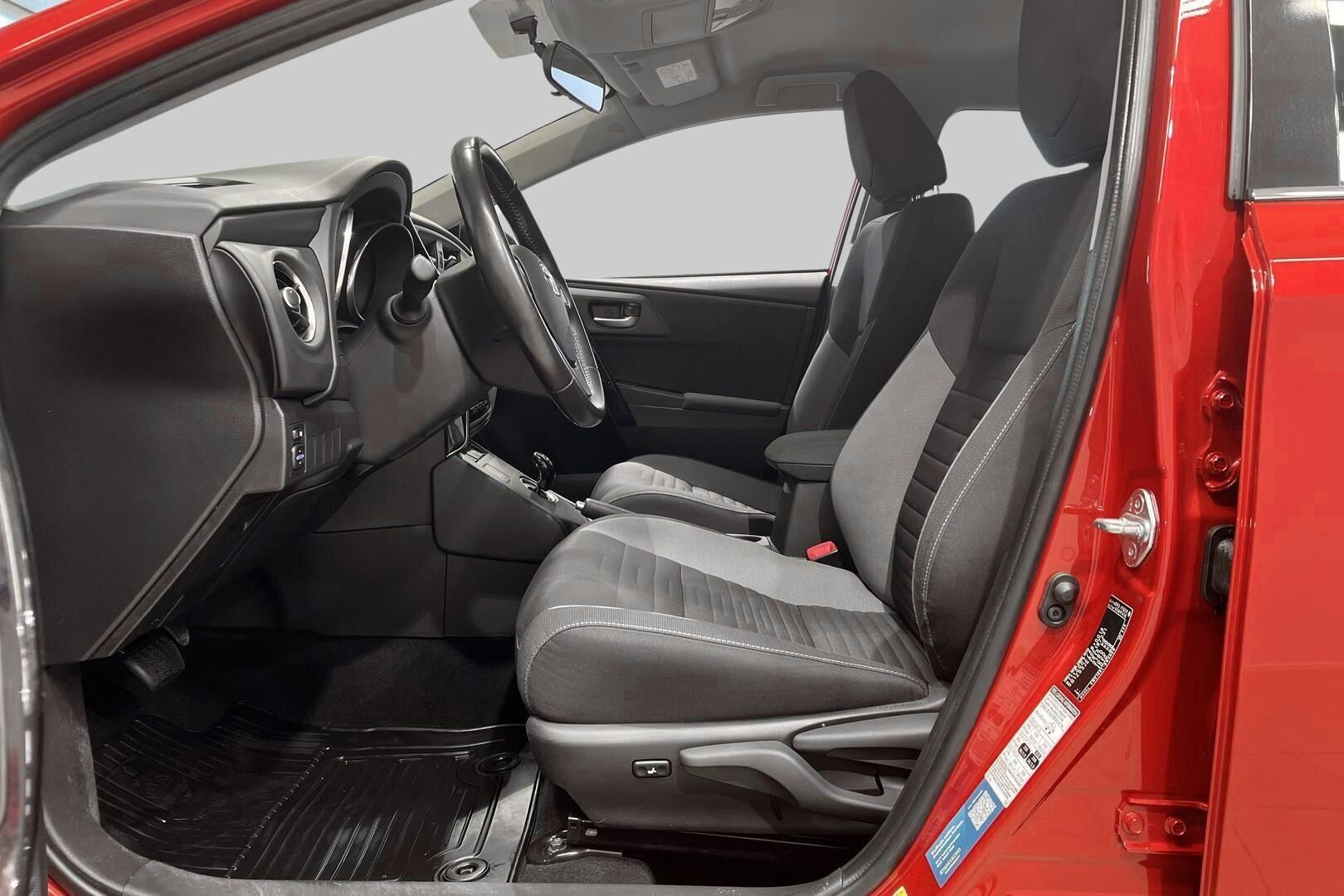 Toyota Auris iso kuva 6