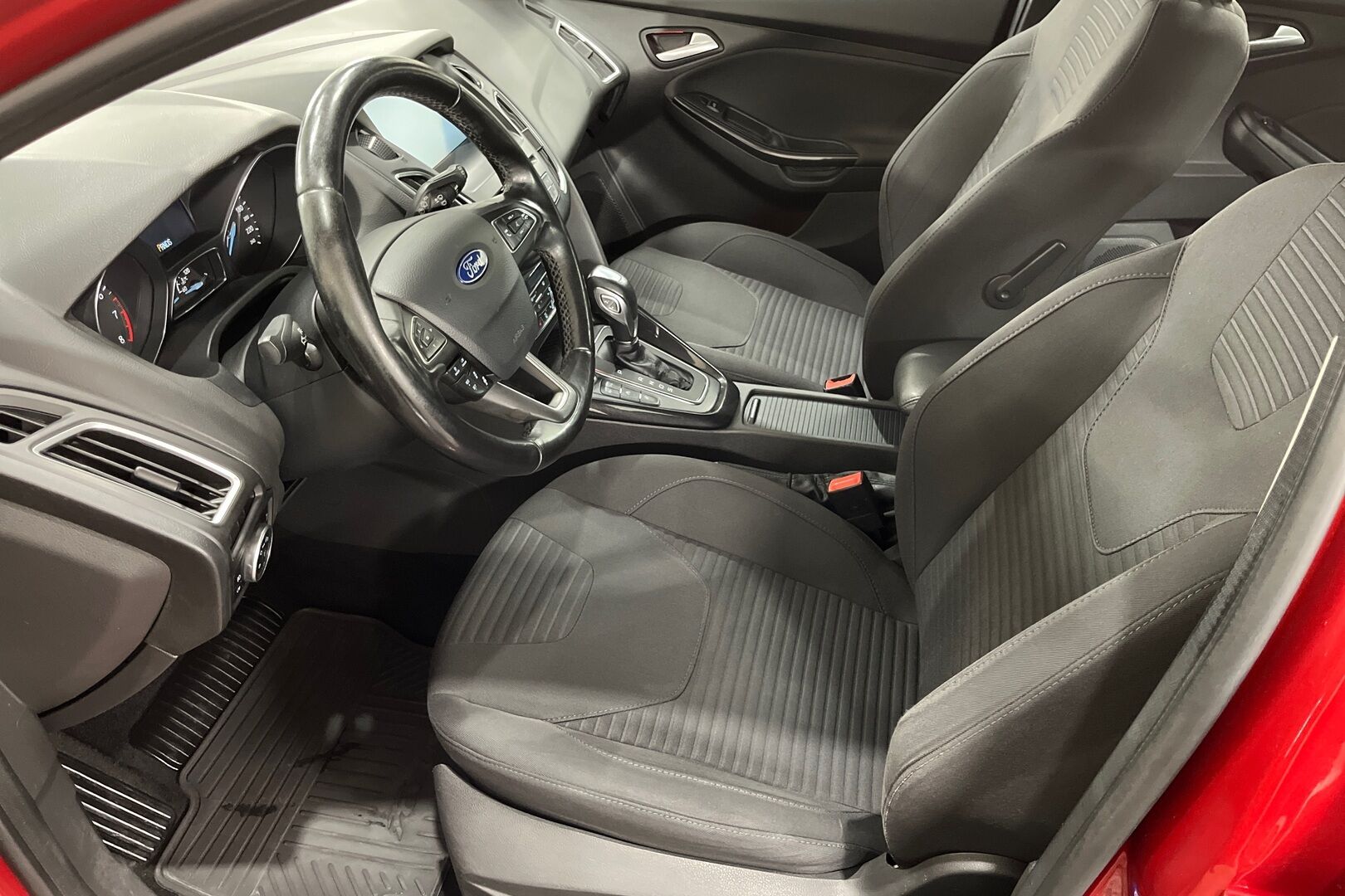 Ford Focus iso kuva 6