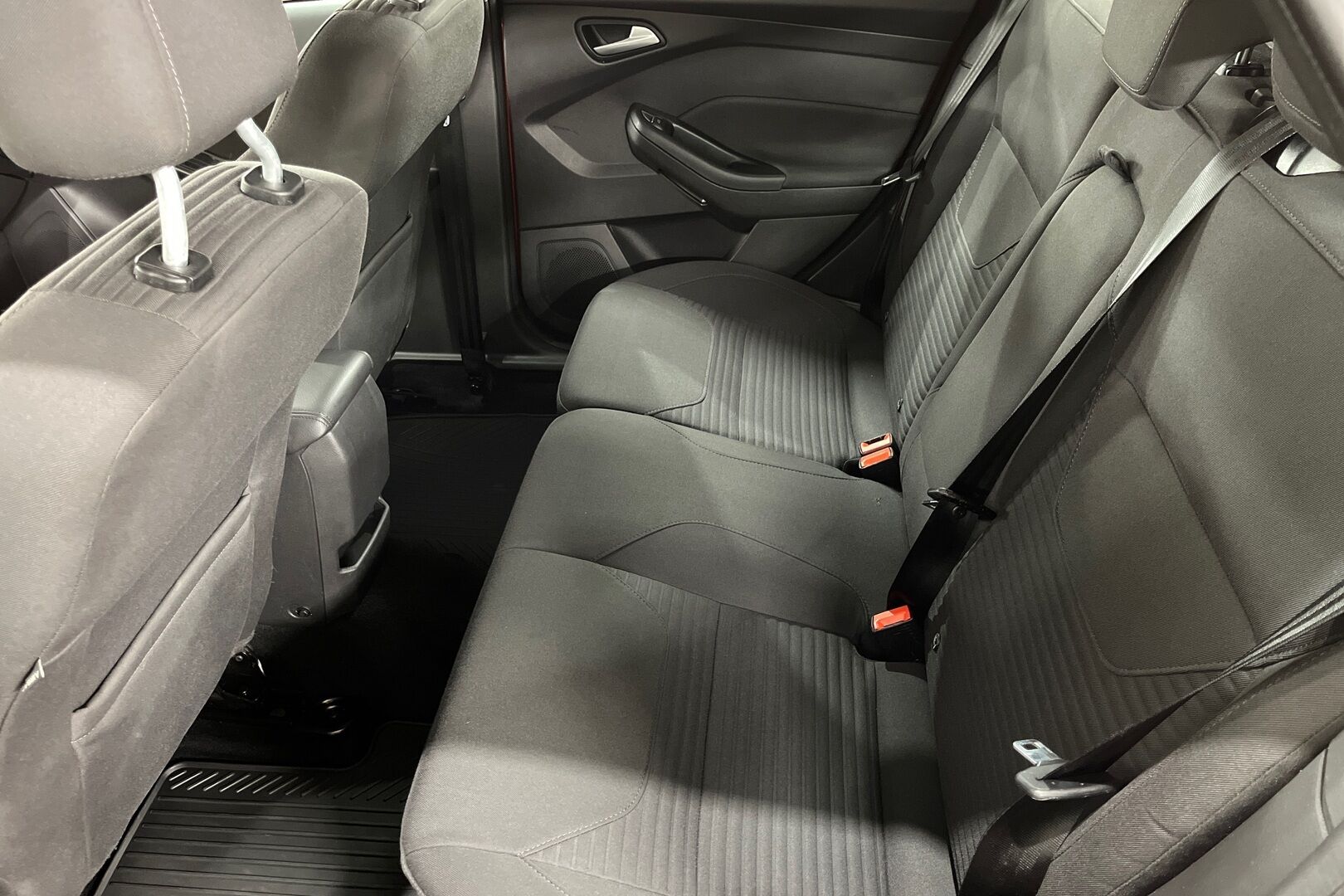 Ford Focus iso kuva 8