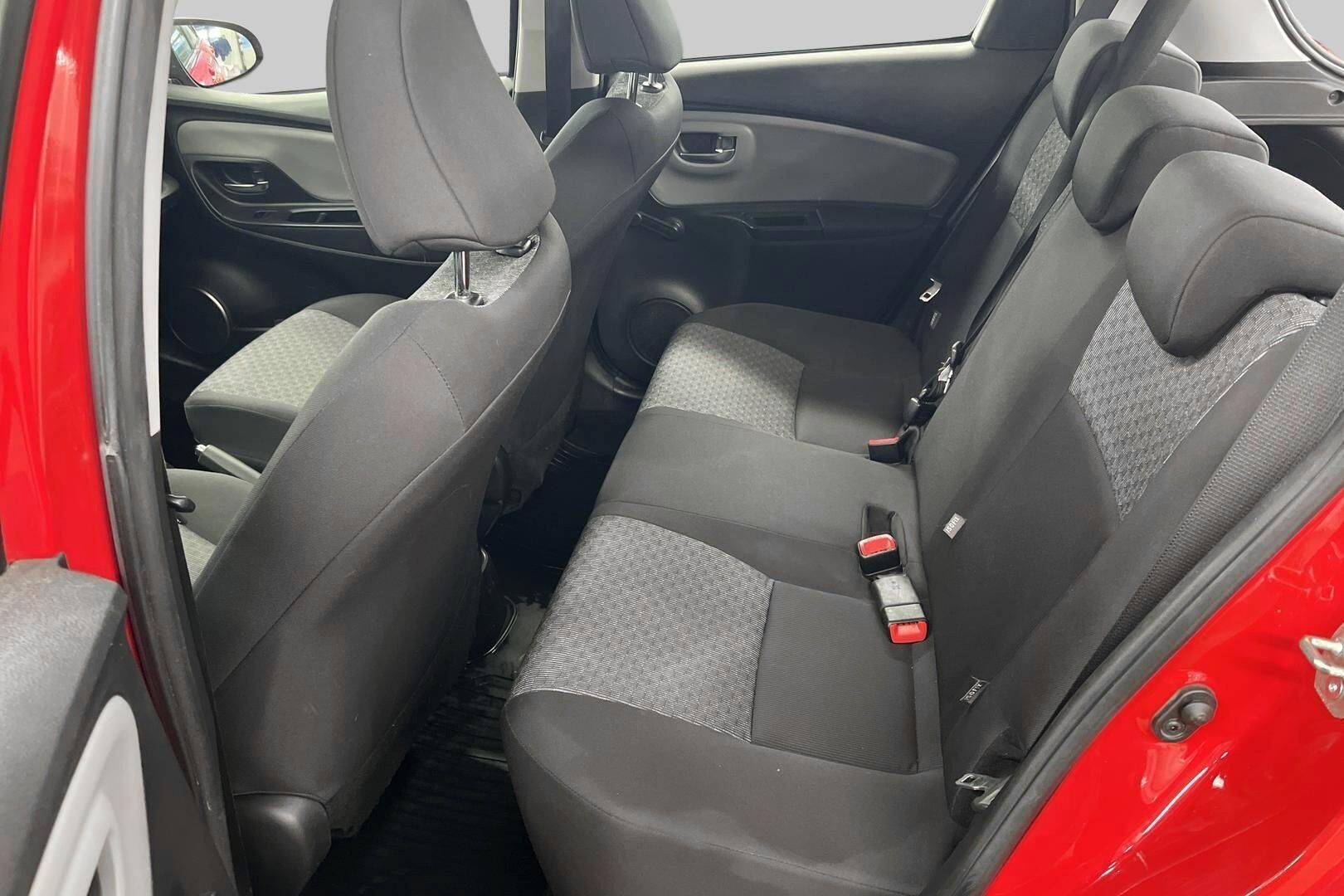 Toyota Yaris iso kuva 10