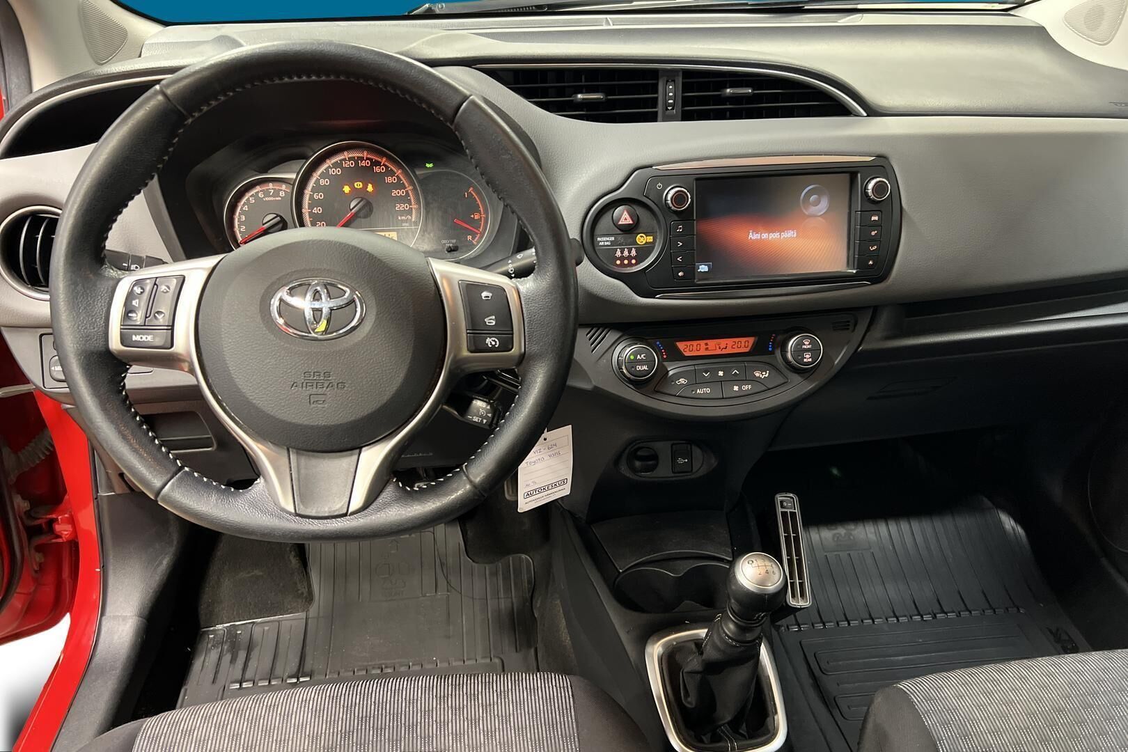 Toyota Yaris iso kuva 11