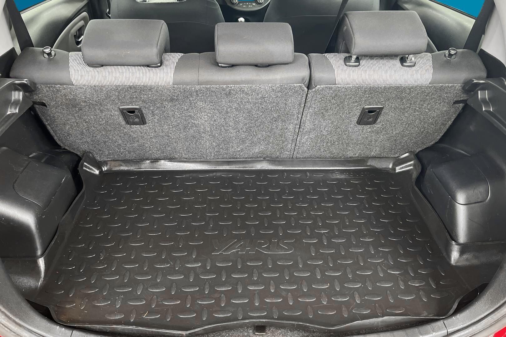Toyota Yaris iso kuva 12