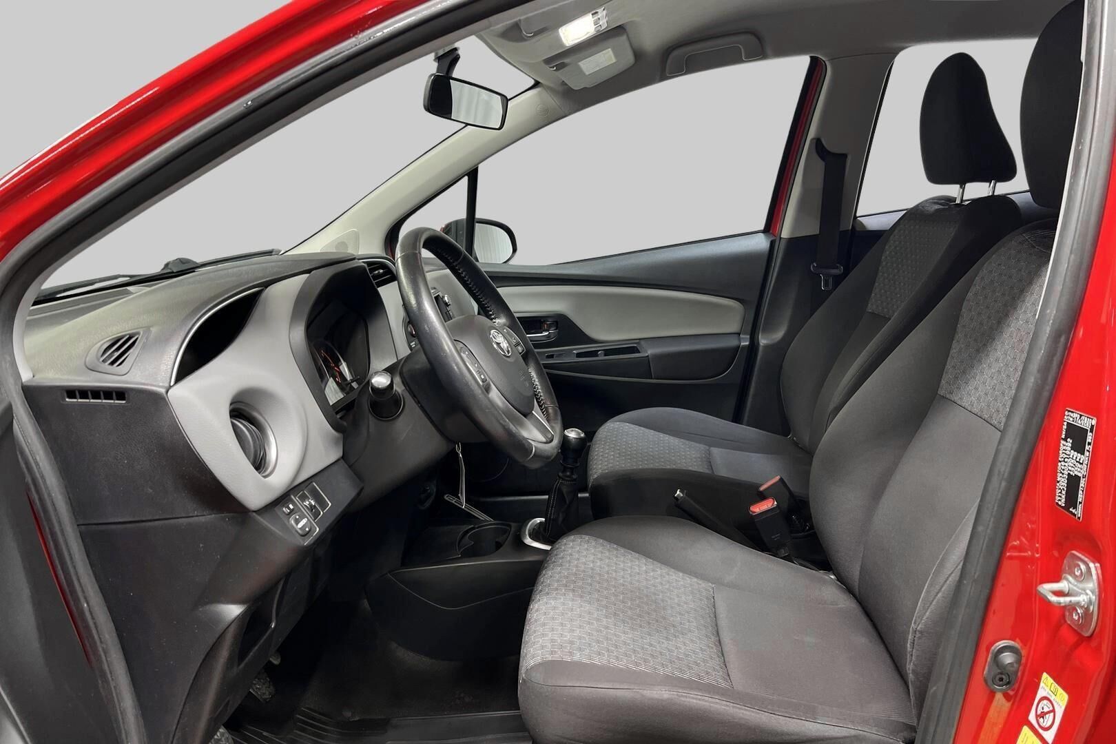 Toyota Yaris iso kuva 9