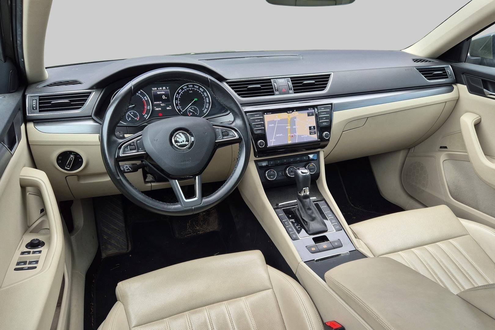 Skoda Superb iso kuva 1