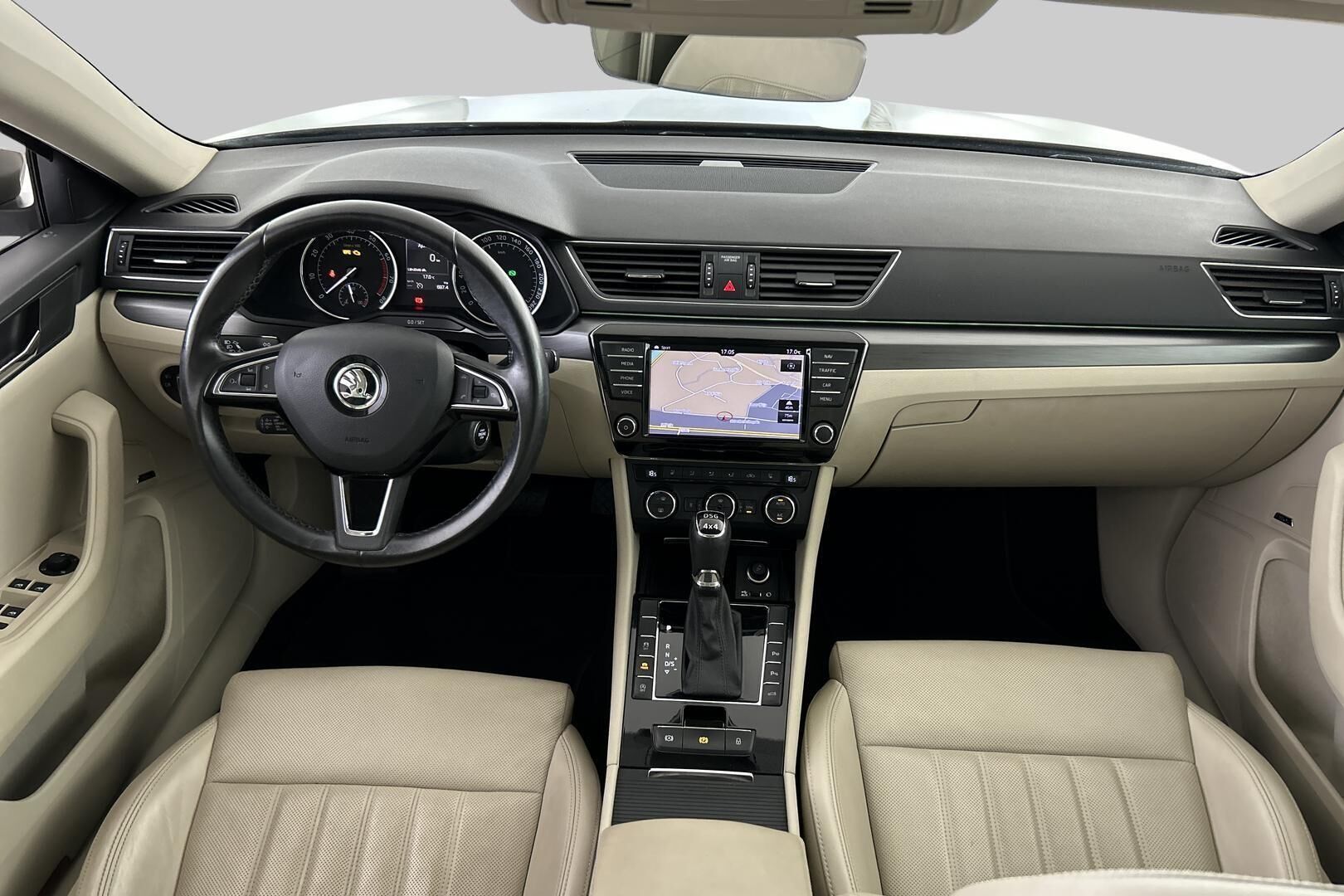 Skoda Superb iso kuva 10
