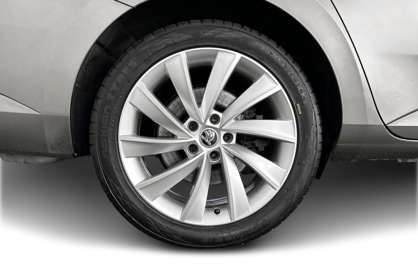 Skoda Superb iso kuva 12