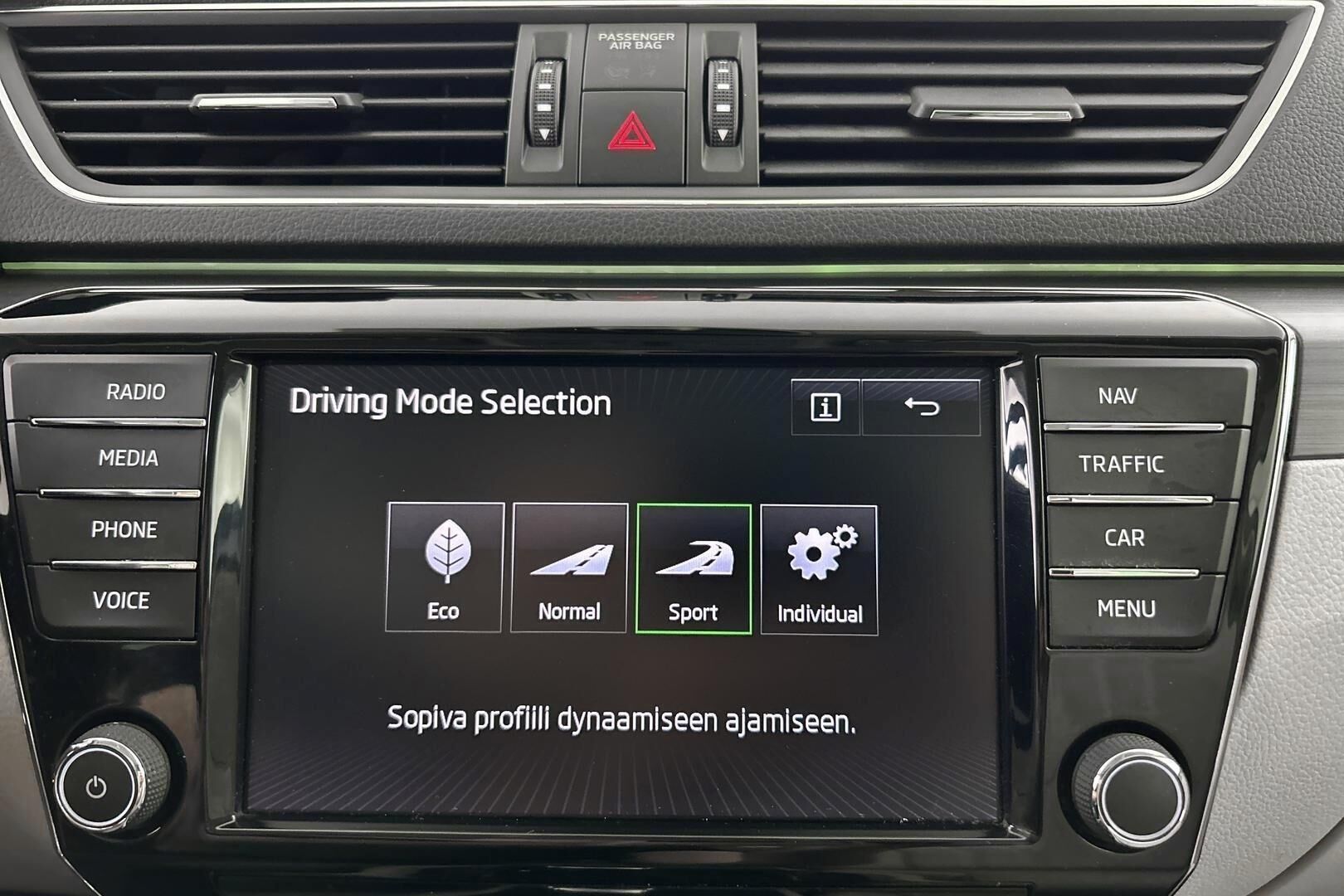 Skoda Superb iso kuva 15