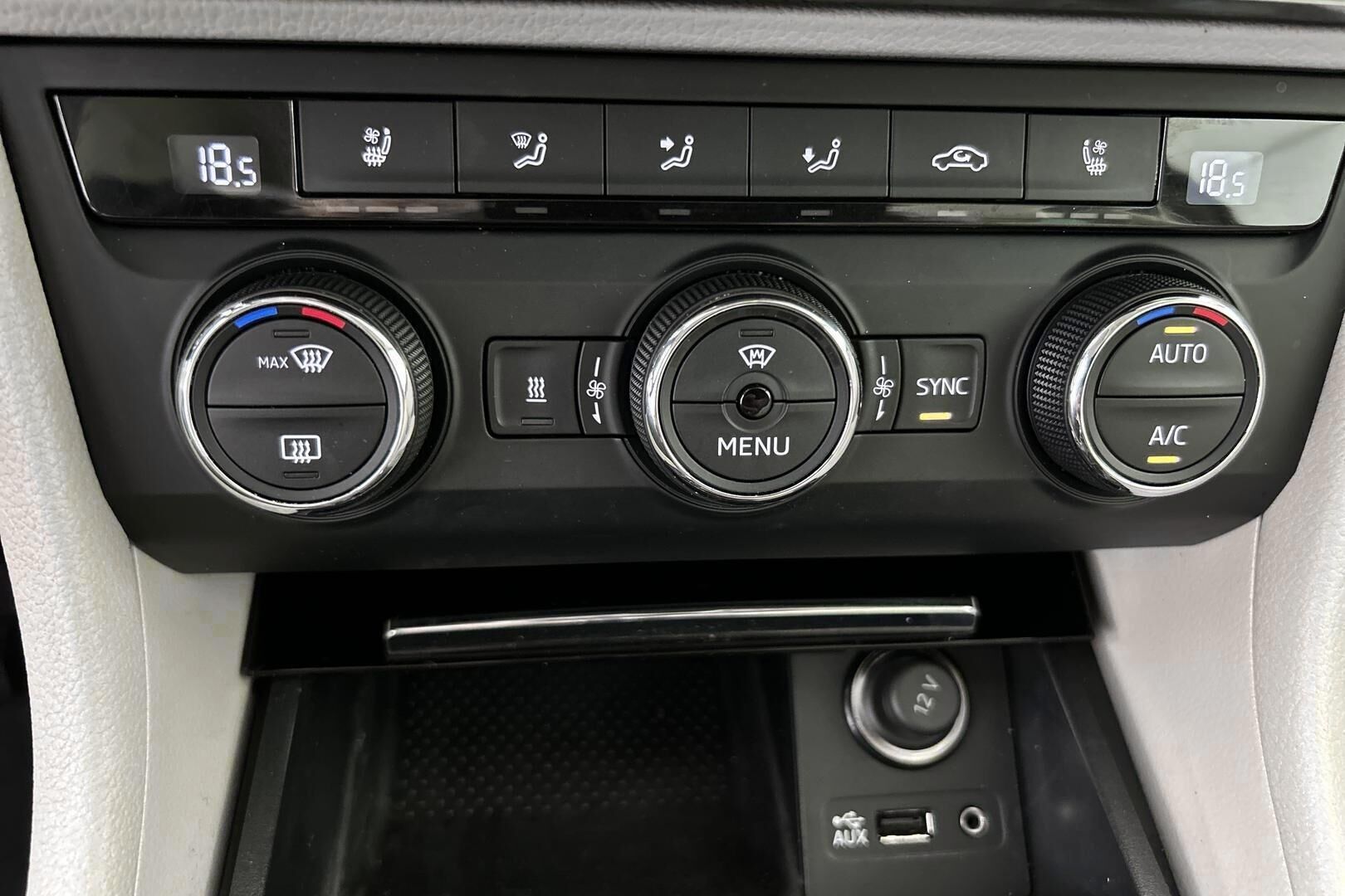 Skoda Superb iso kuva 21