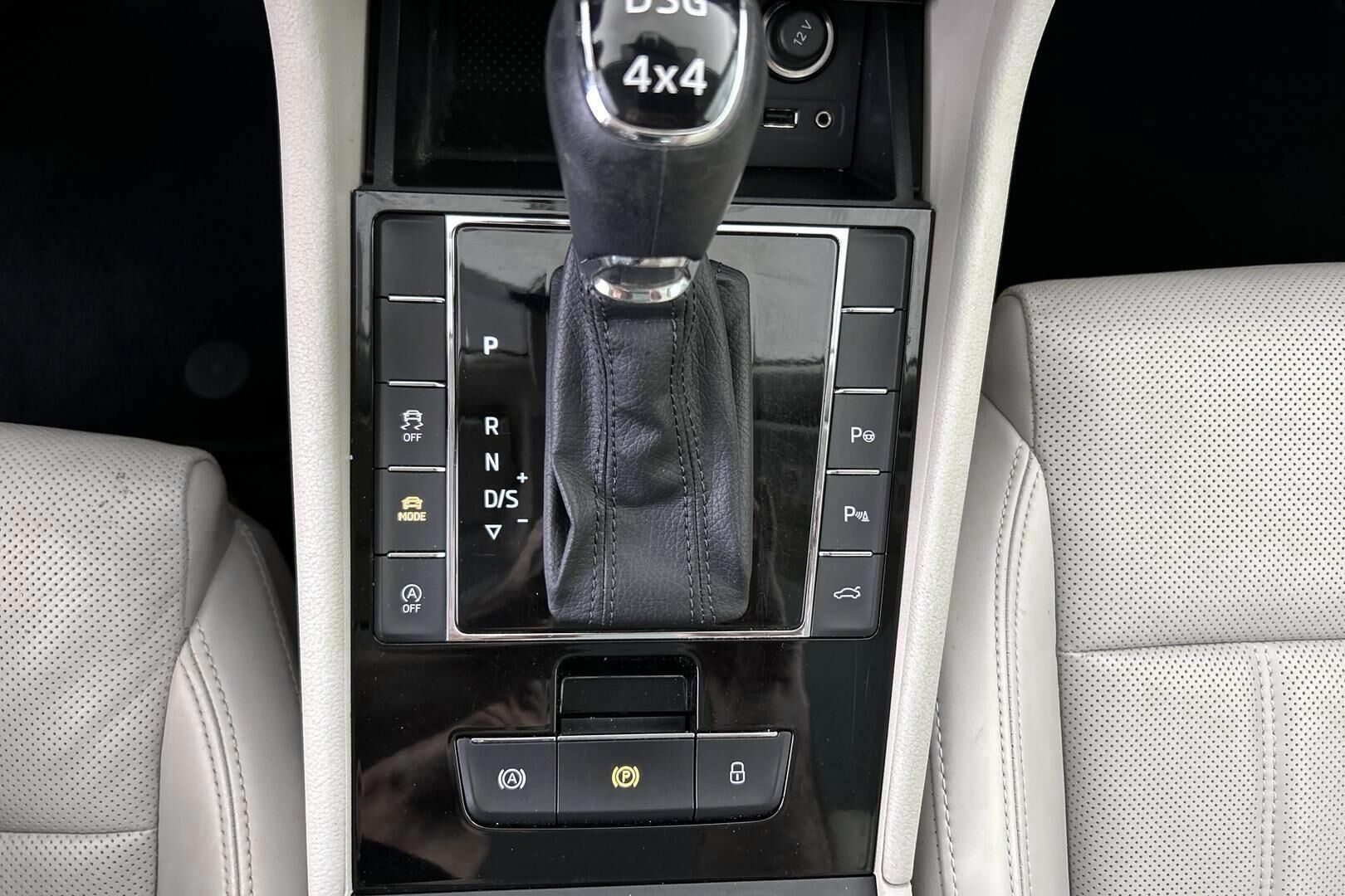 Skoda Superb iso kuva 22
