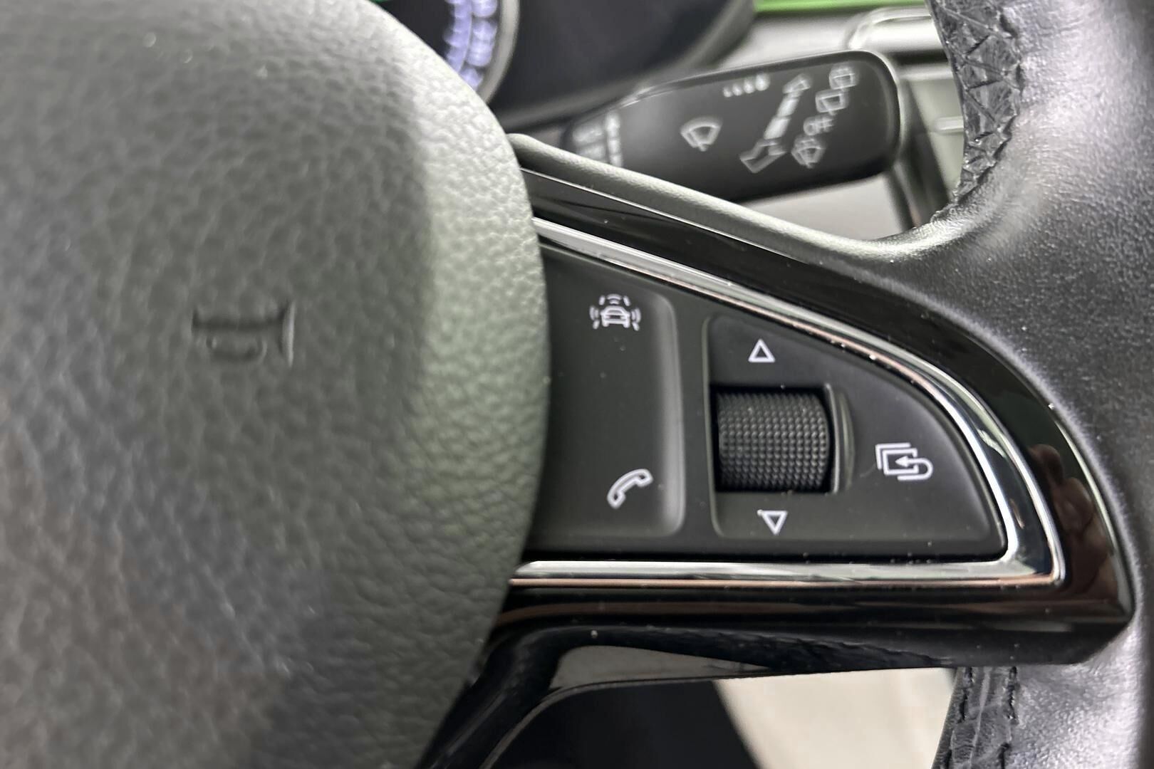 Skoda Superb iso kuva 24