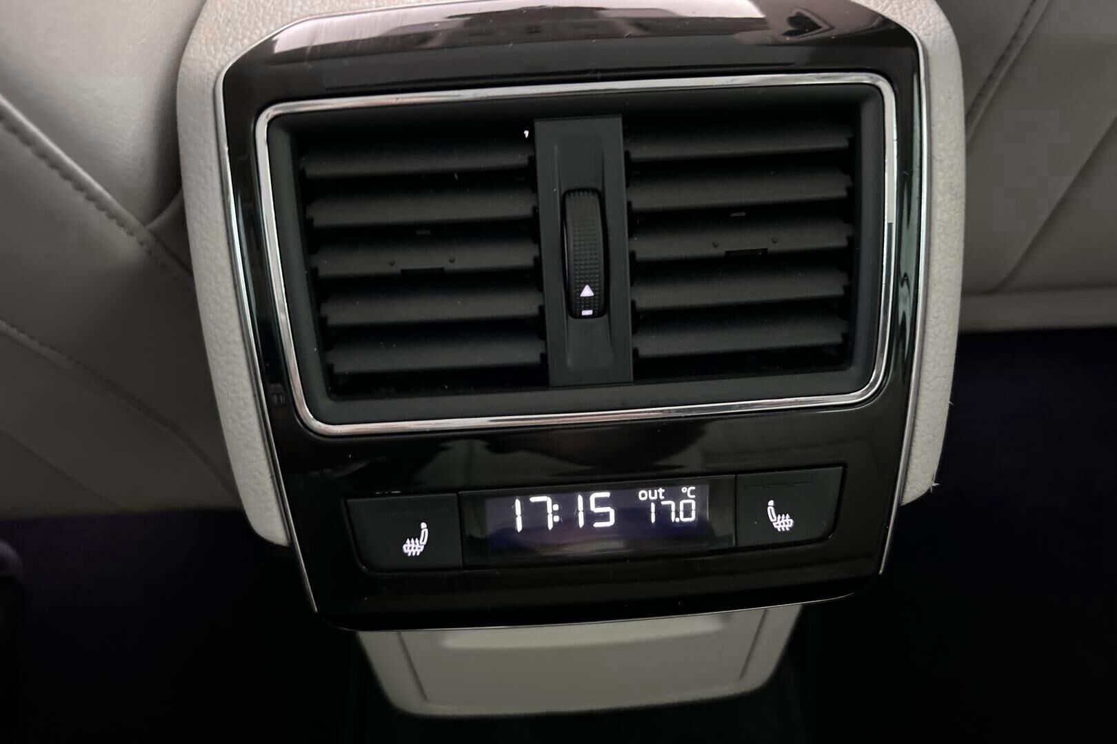 Skoda Superb iso kuva 33