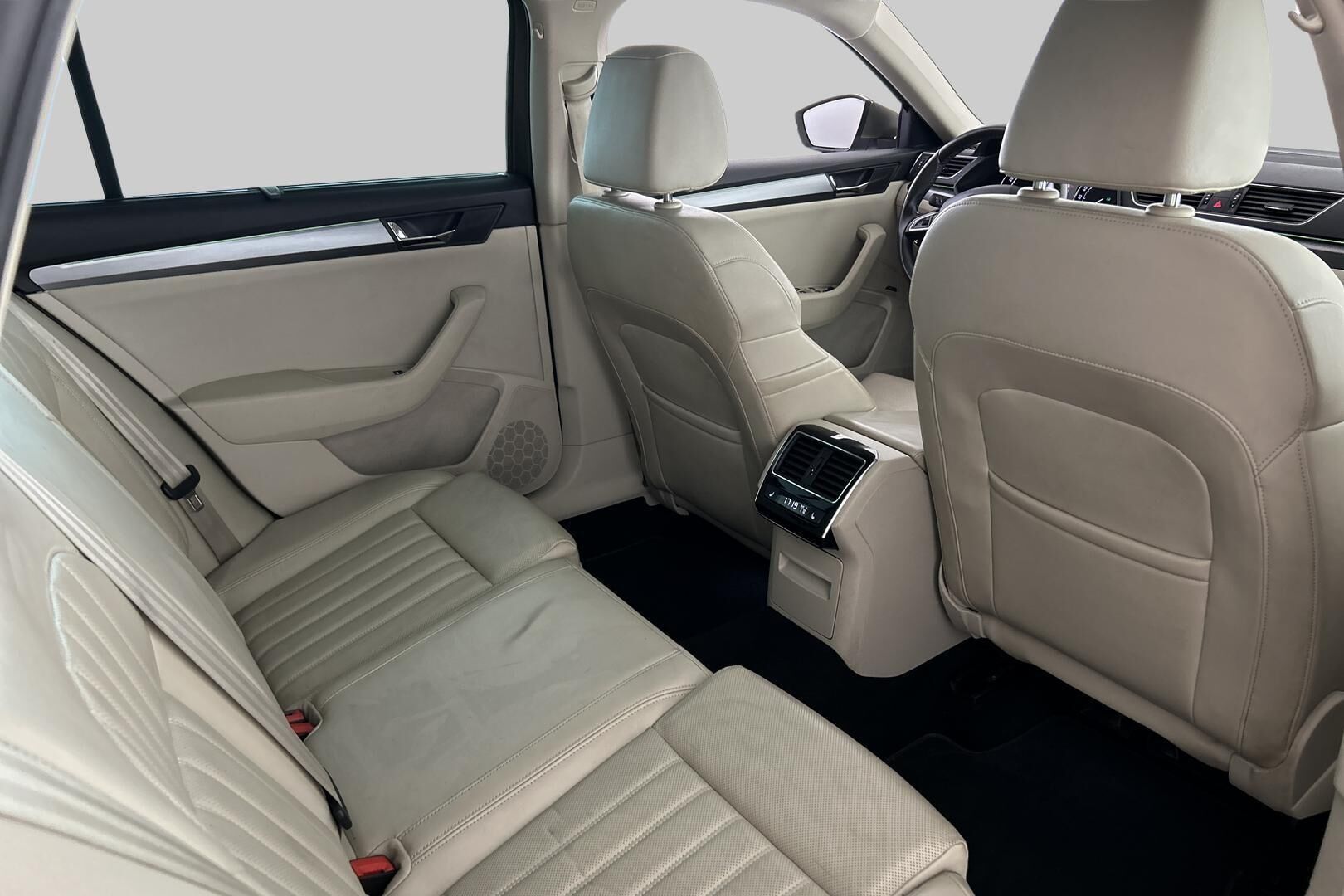 Skoda Superb iso kuva 42