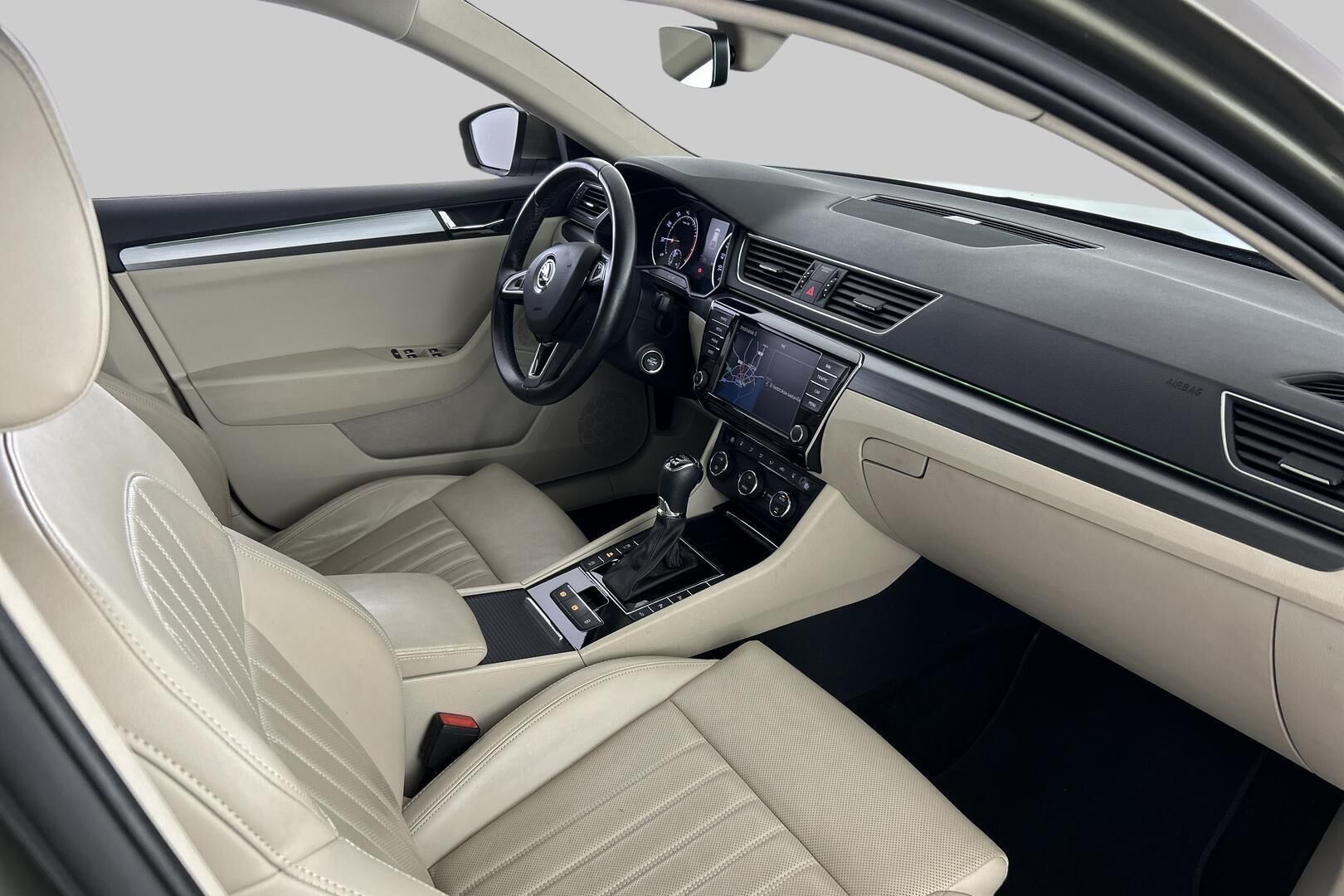 Skoda Superb iso kuva 43
