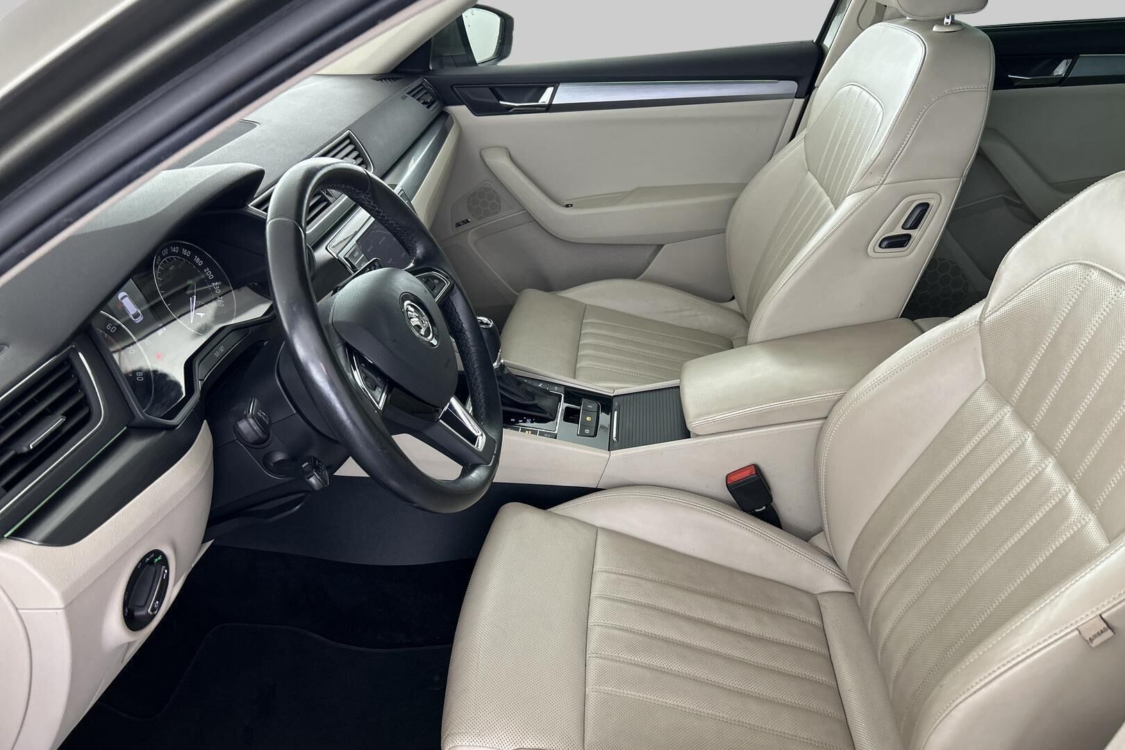 Skoda Superb iso kuva 8