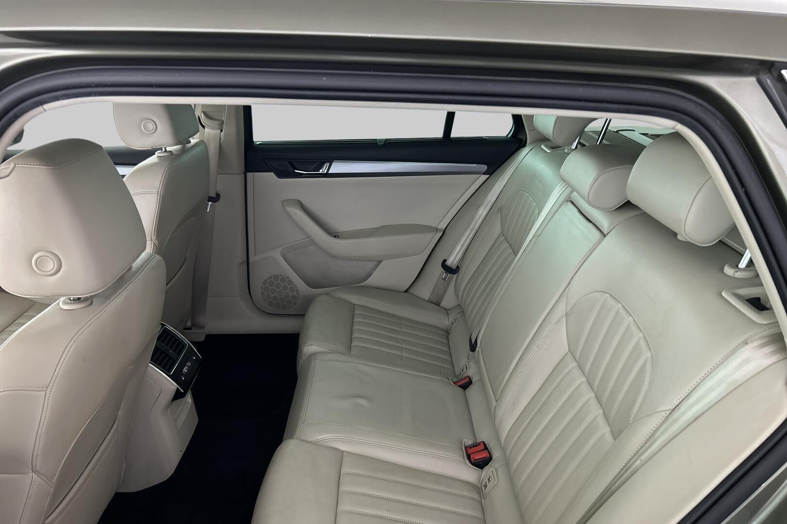 Skoda Superb iso kuva 9