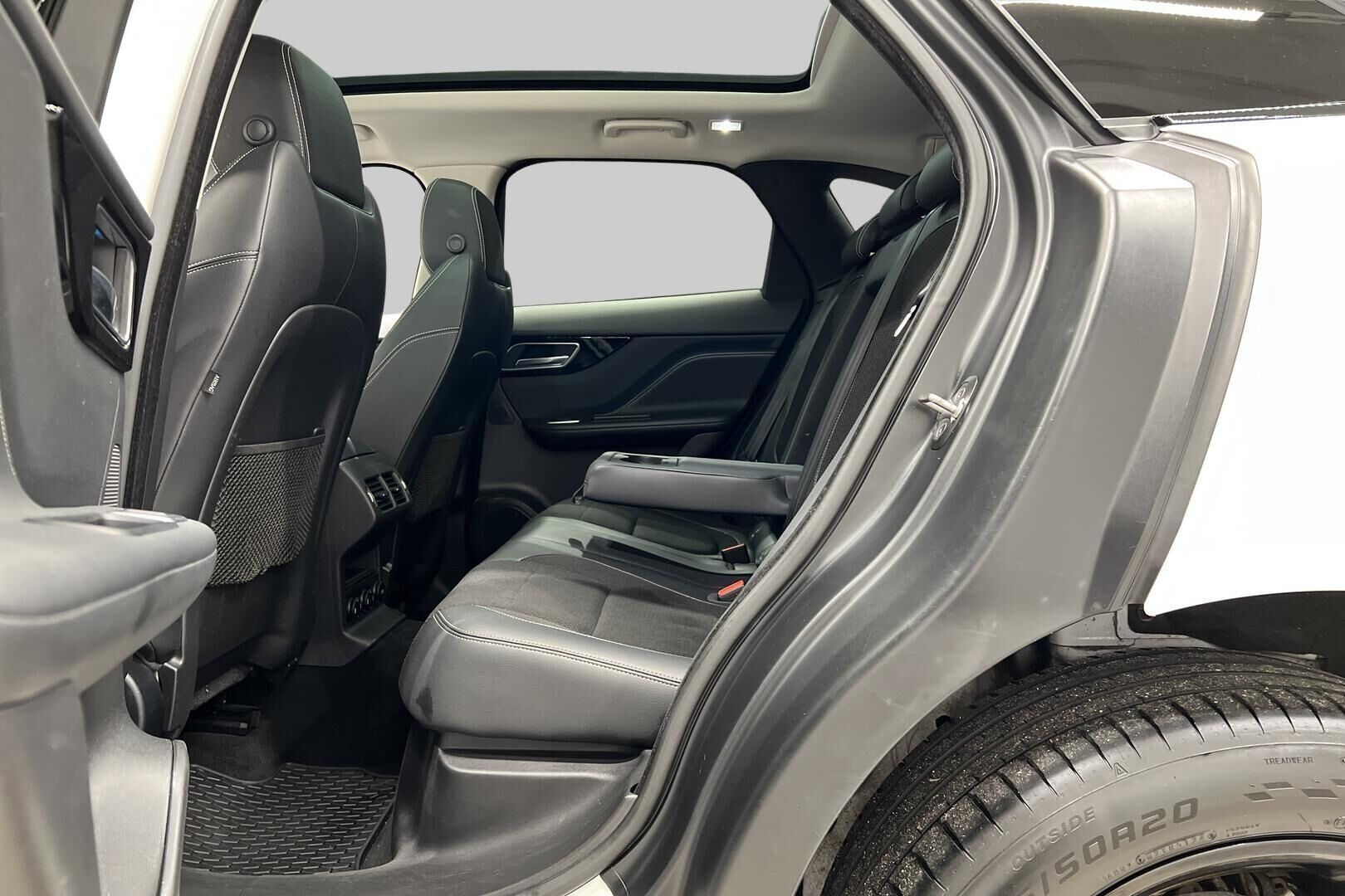 Jaguar F-PACE iso kuva 10