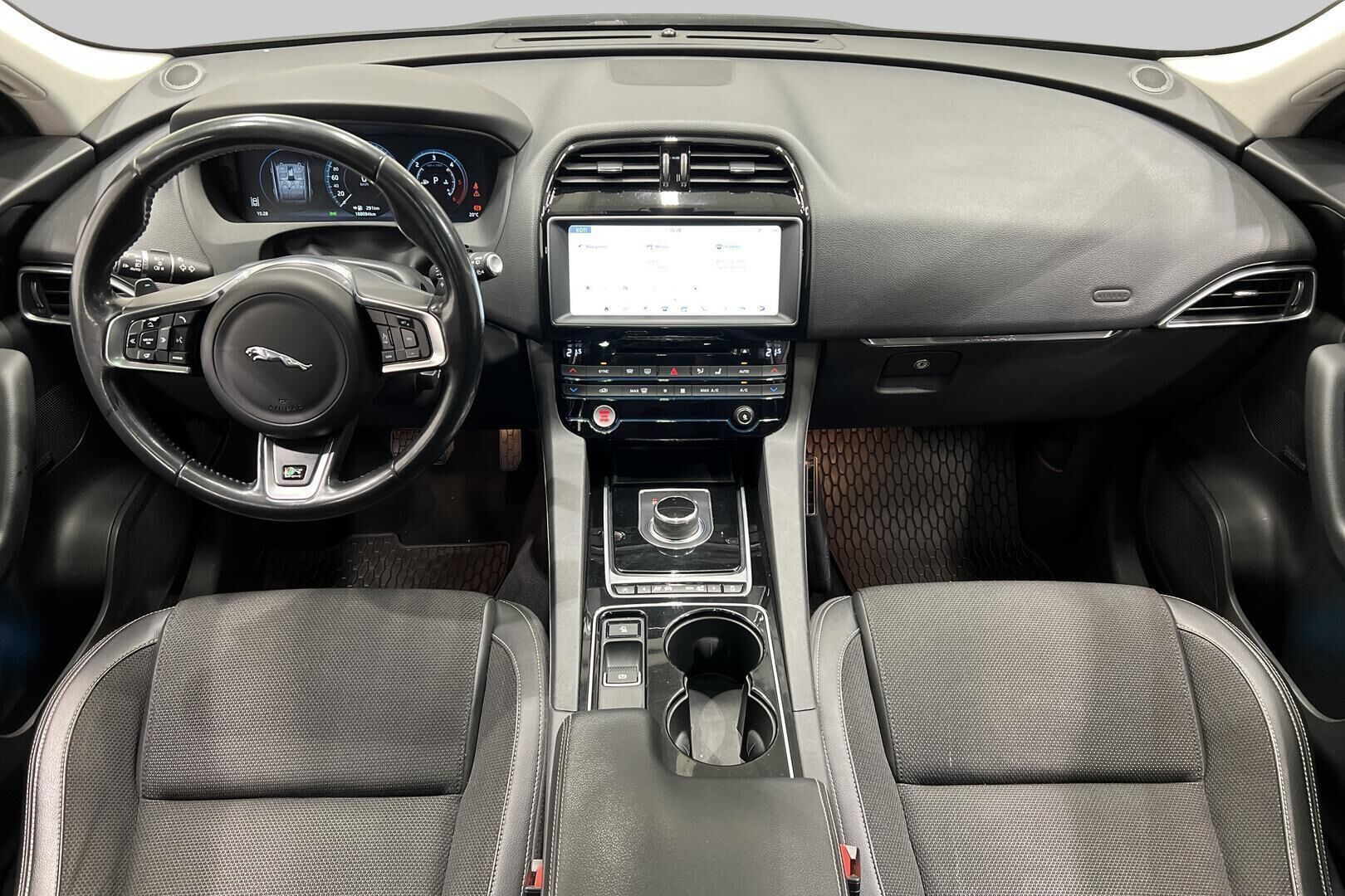 Jaguar F-PACE iso kuva 11
