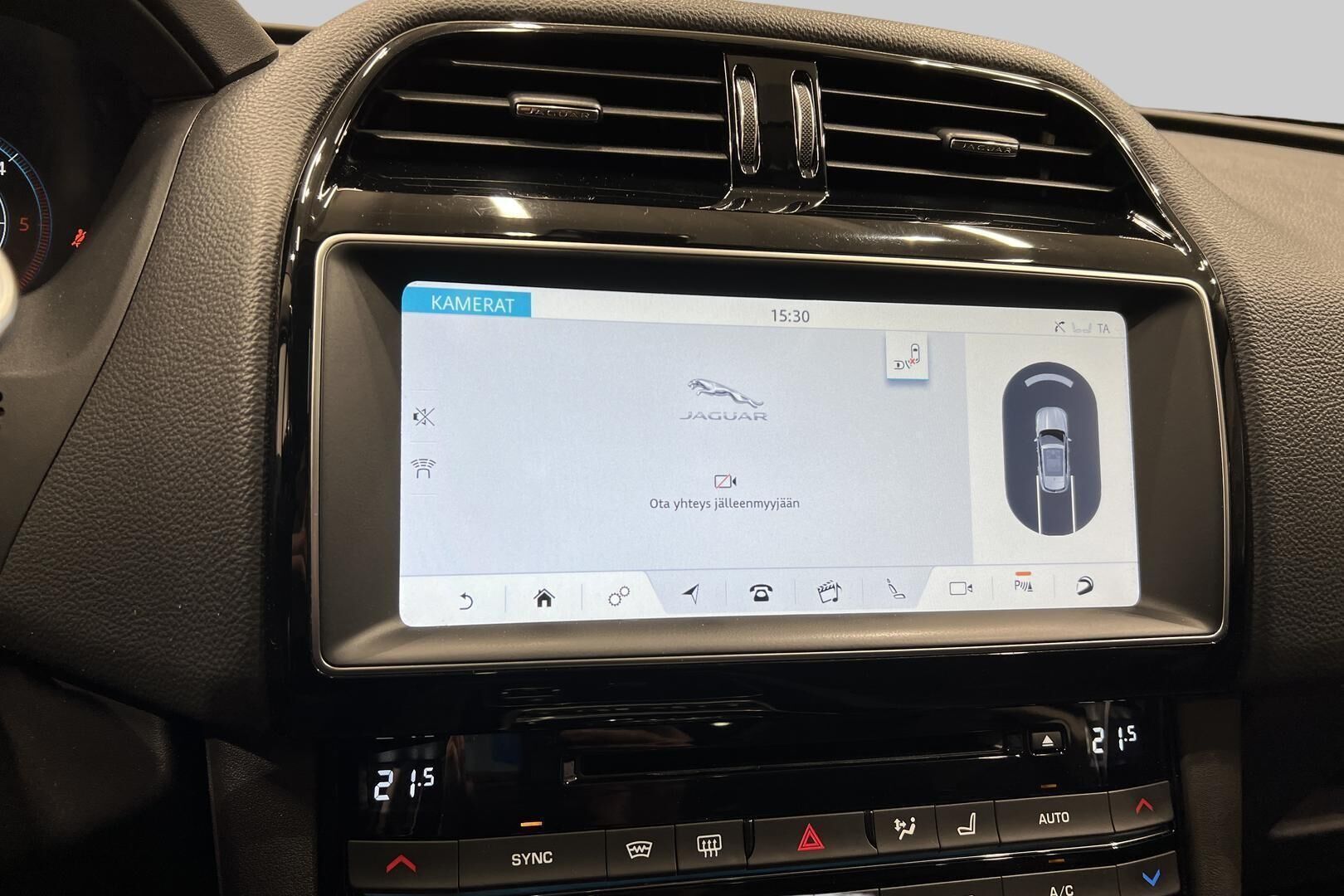 Jaguar F-PACE iso kuva 16