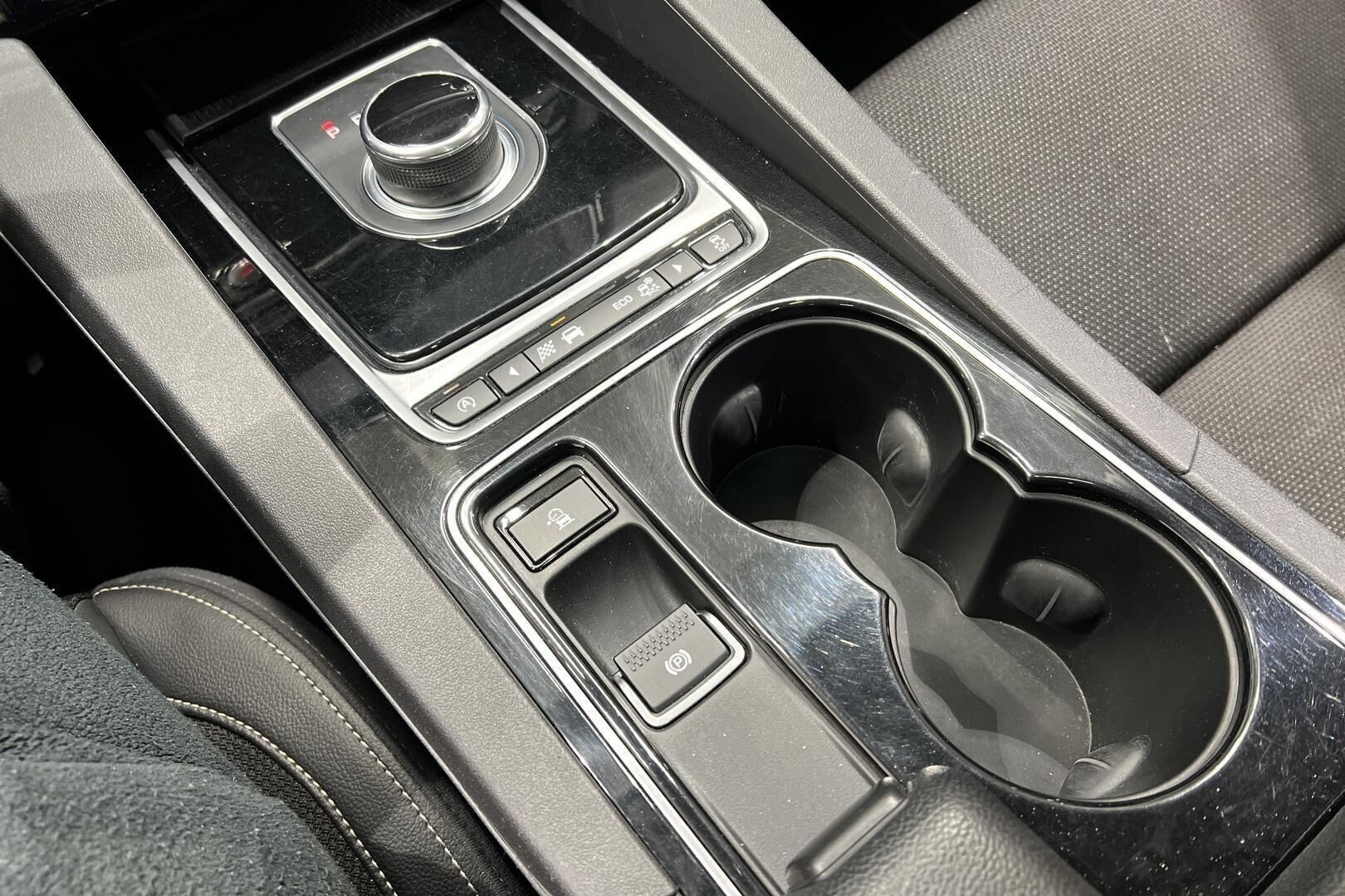 Jaguar F-PACE iso kuva 23