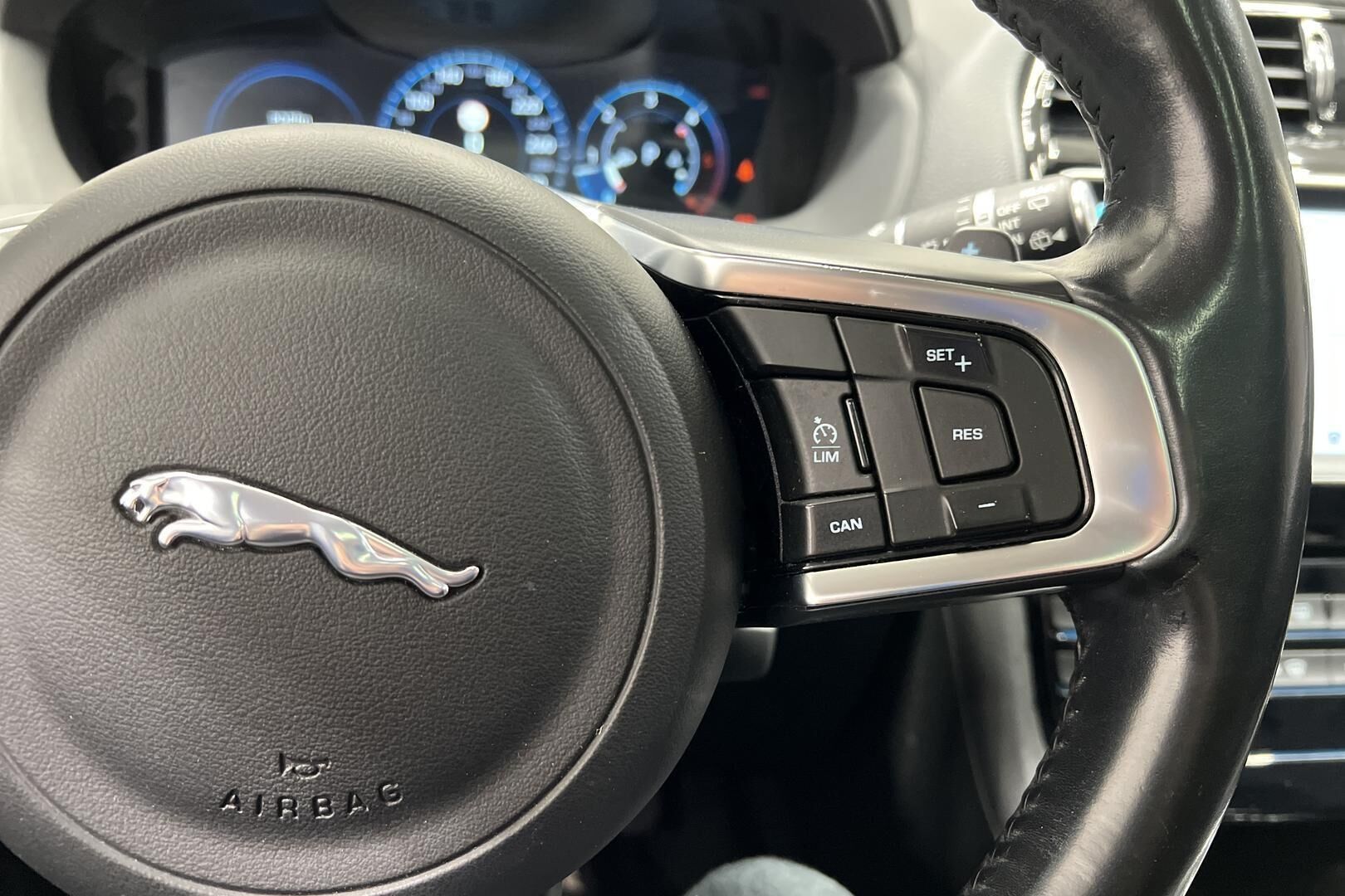 Jaguar F-PACE iso kuva 24