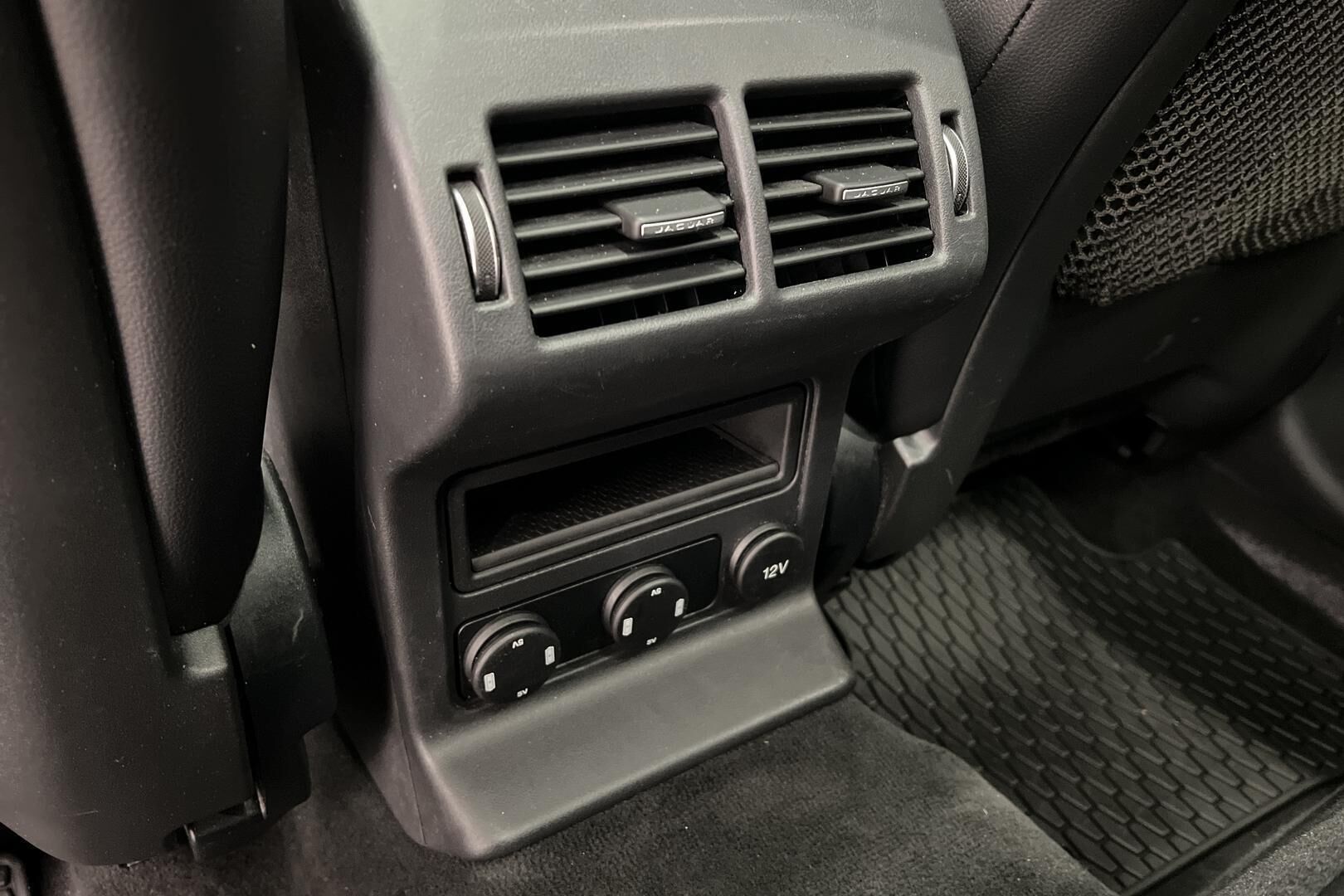 Jaguar F-PACE iso kuva 32