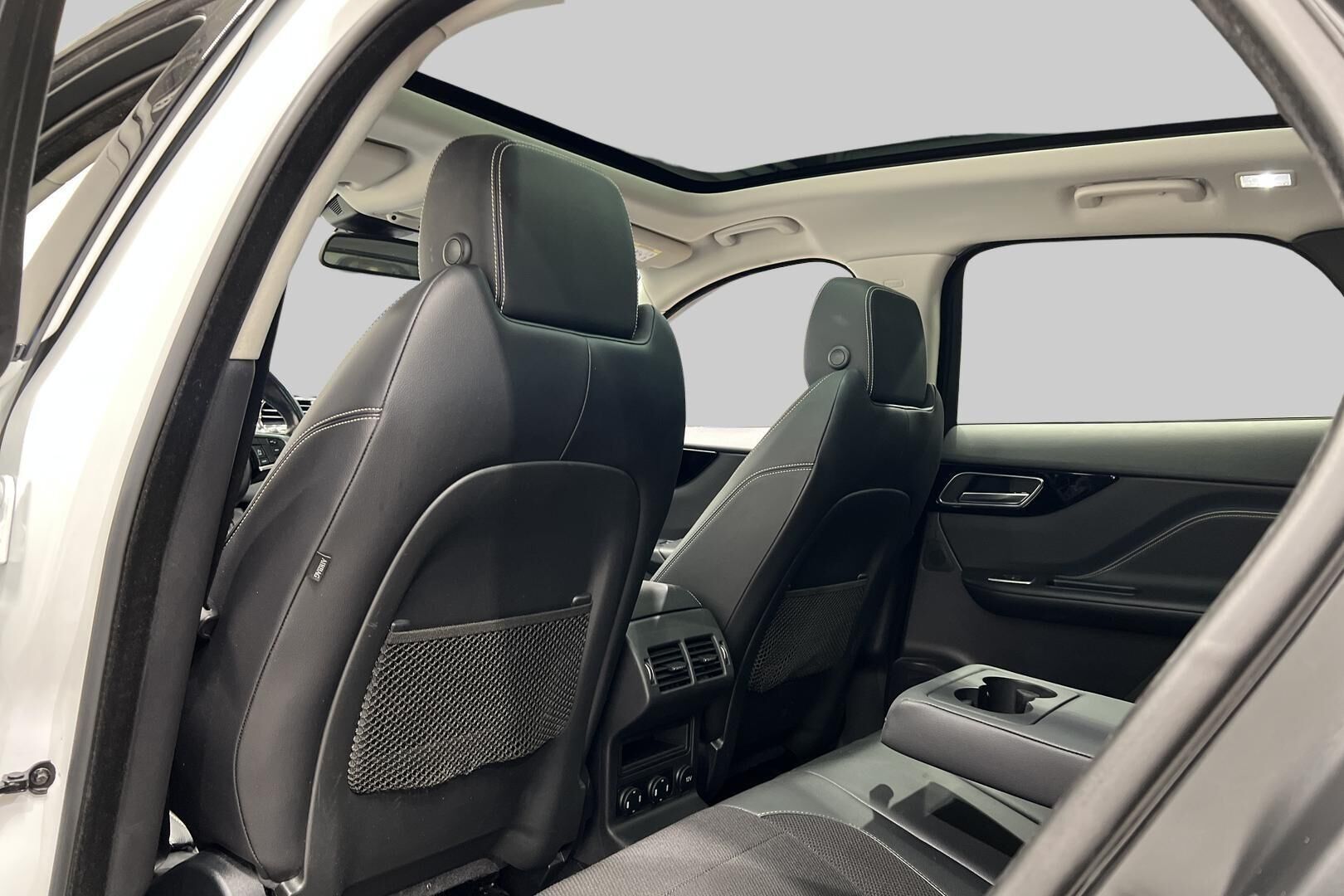 Jaguar F-PACE iso kuva 34