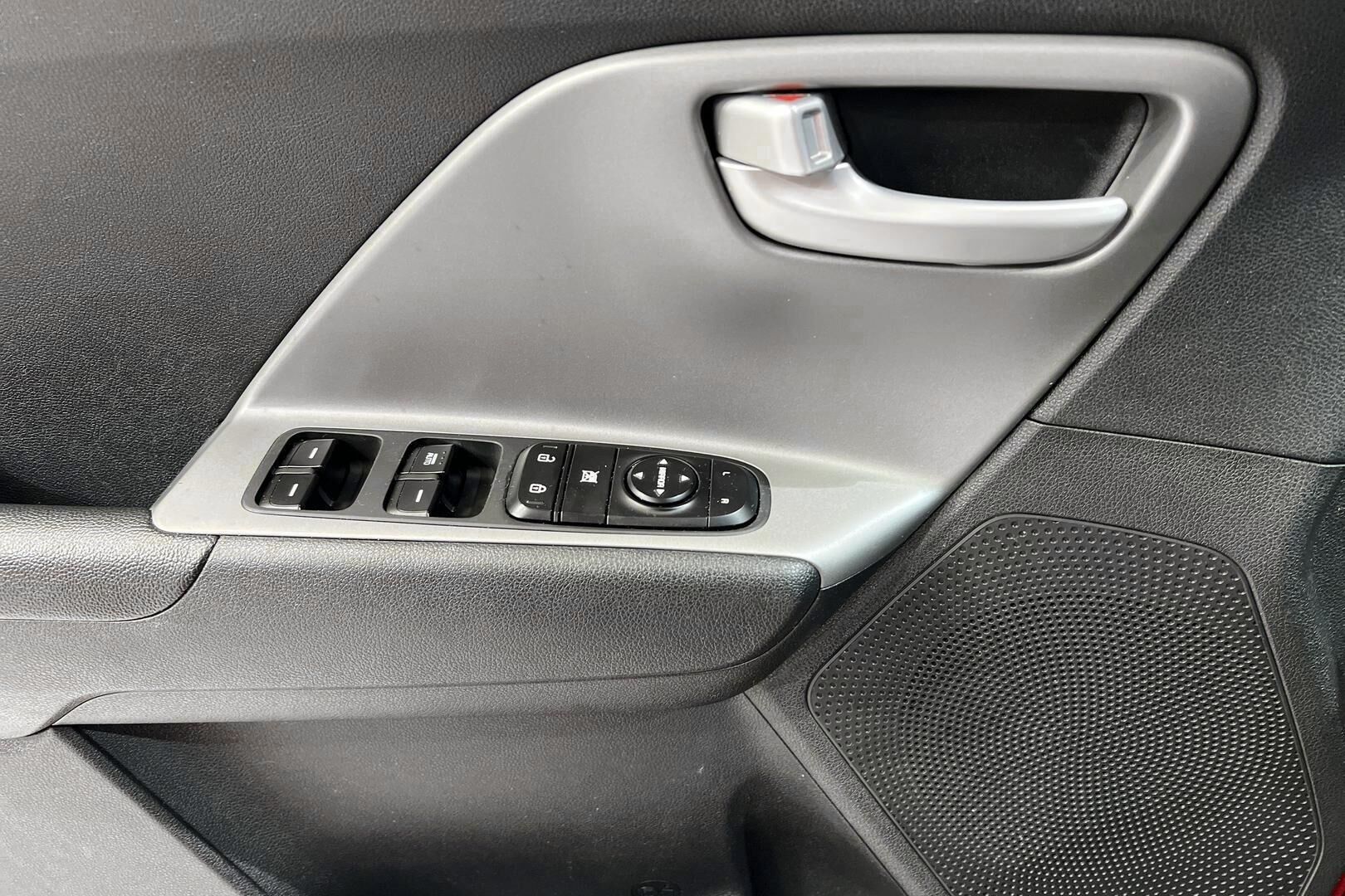 Kia Niro iso kuva 24
