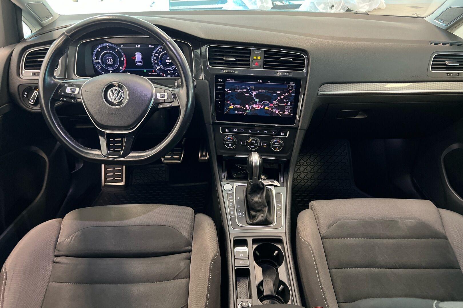 Volkswagen Golf iso kuva 19