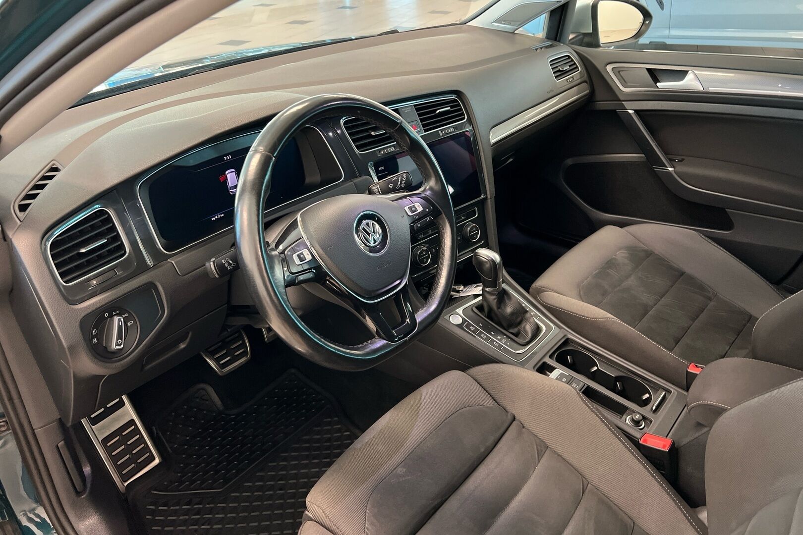 Volkswagen Golf iso kuva 7