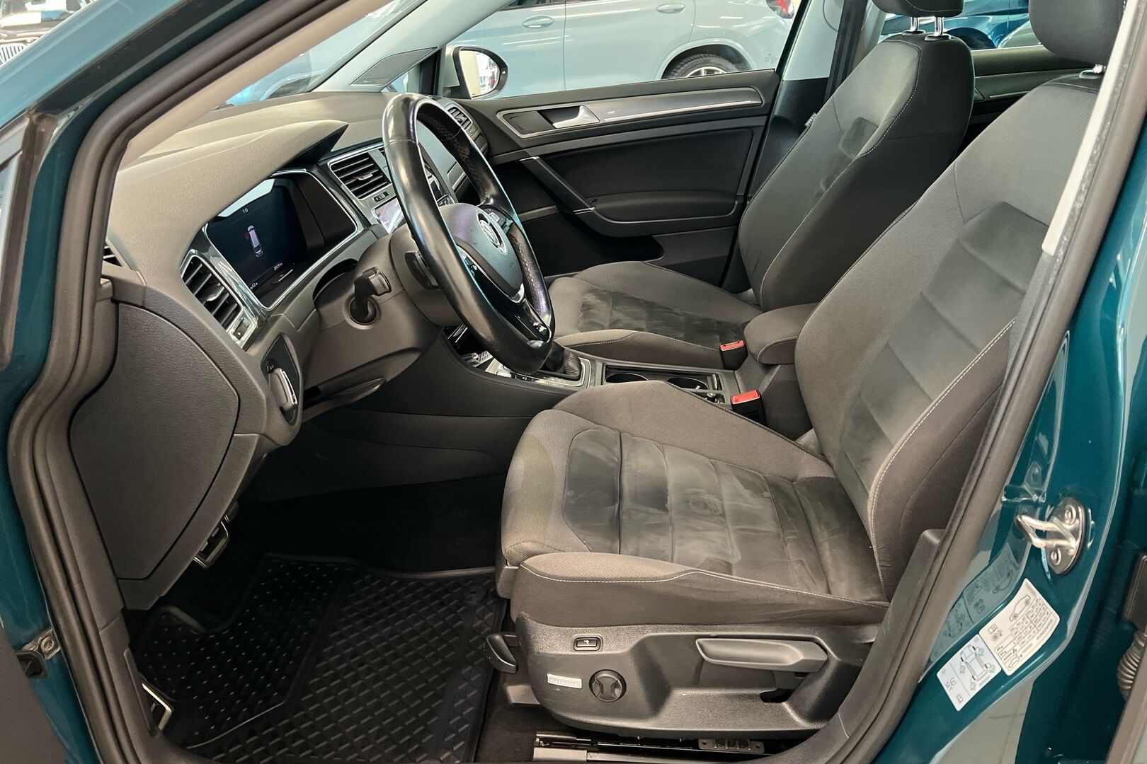 Volkswagen Golf iso kuva 8