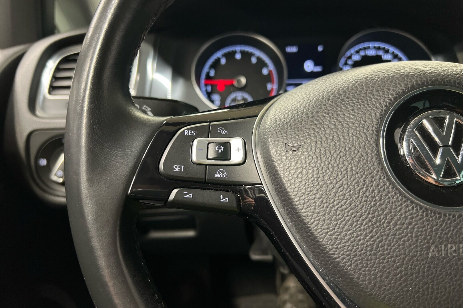 Volkswagen Golf iso kuva 12