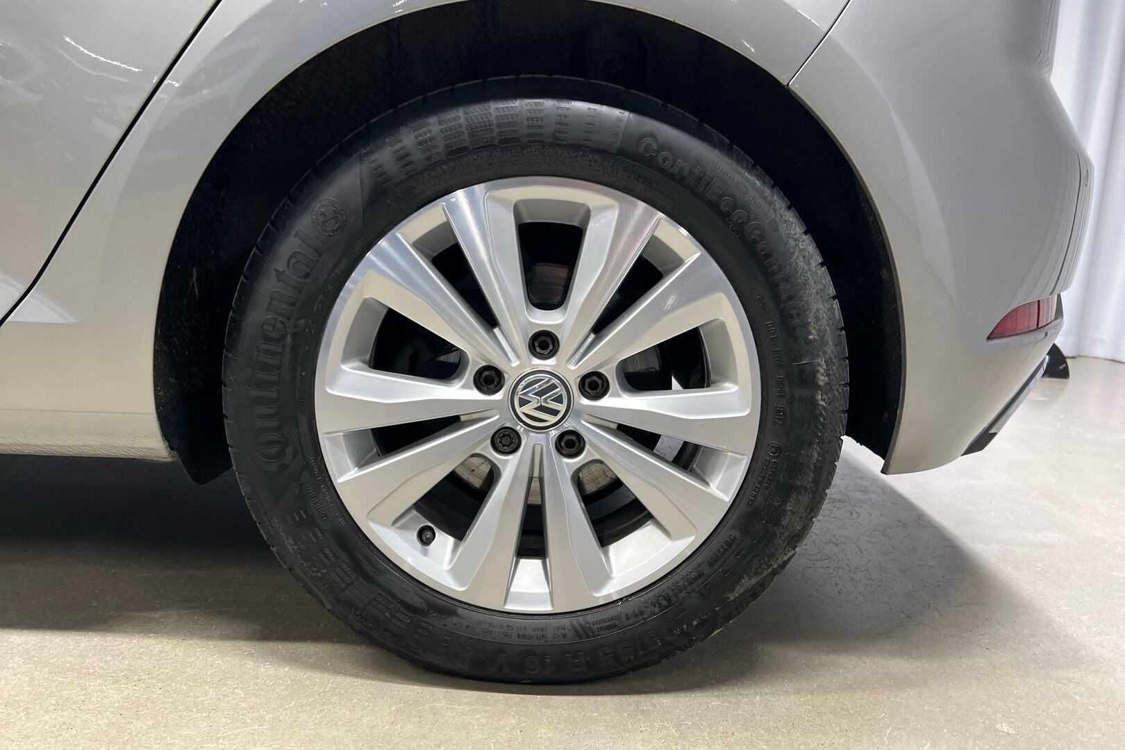 Volkswagen Golf iso kuva 14