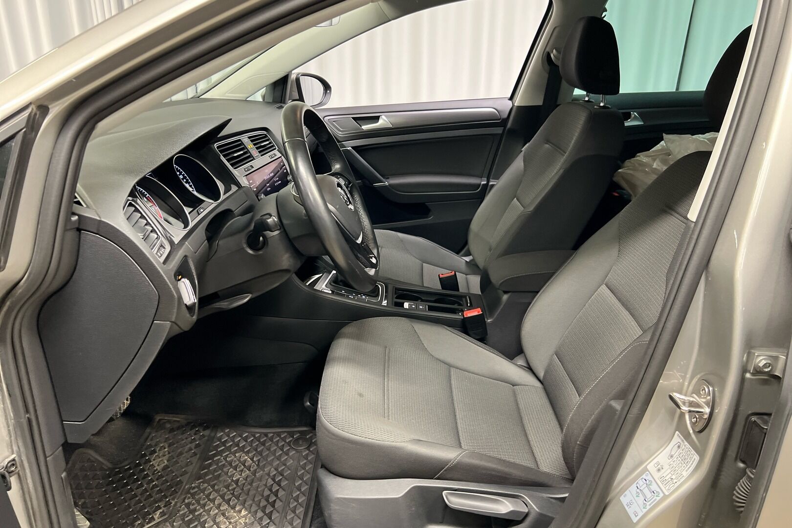 Volkswagen Golf iso kuva 6