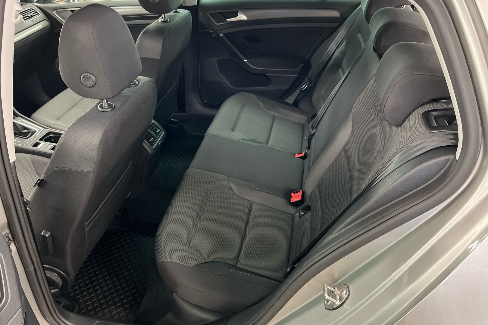 Volkswagen Golf iso kuva 7