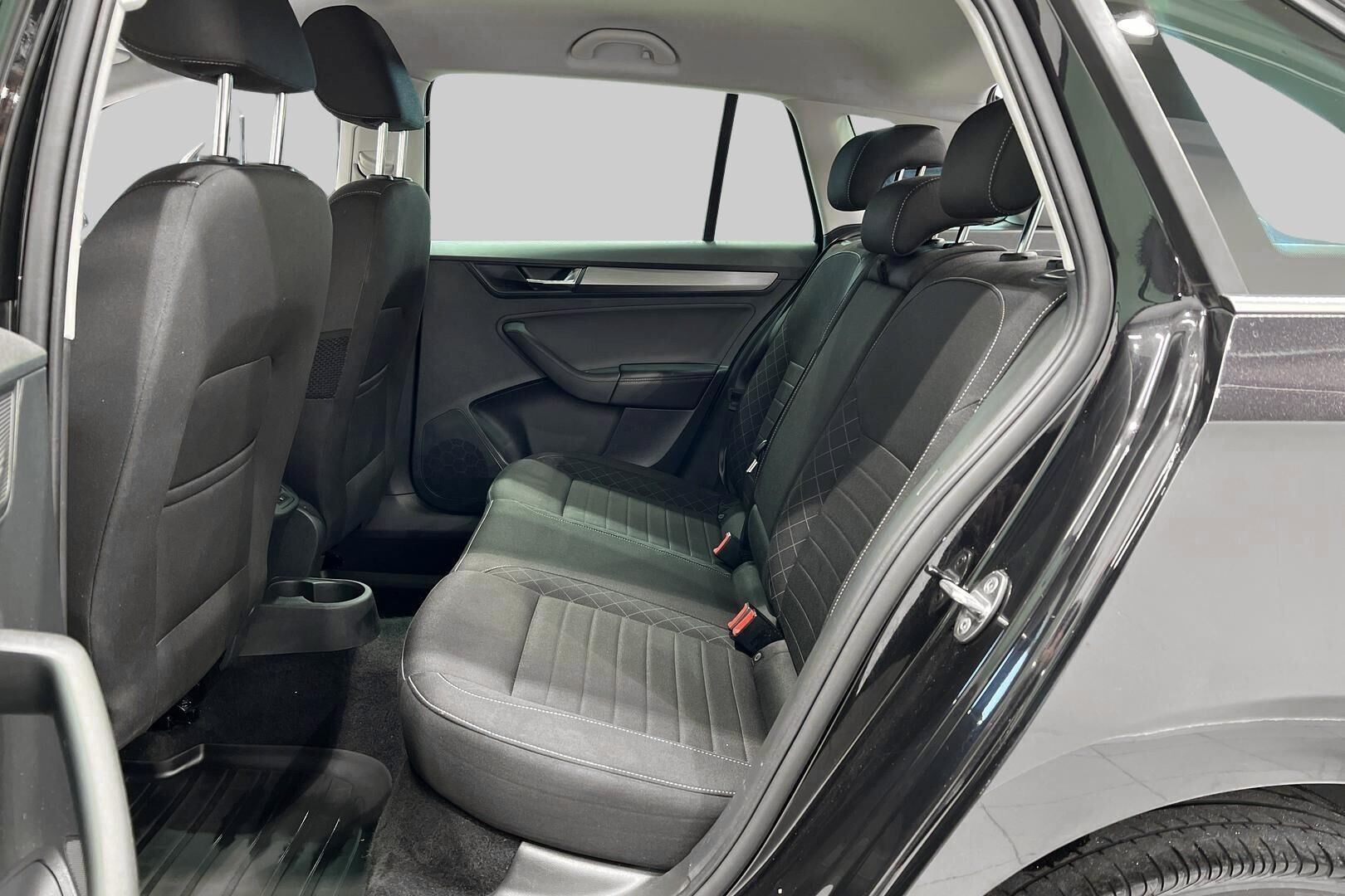 Skoda Rapid iso kuva 10