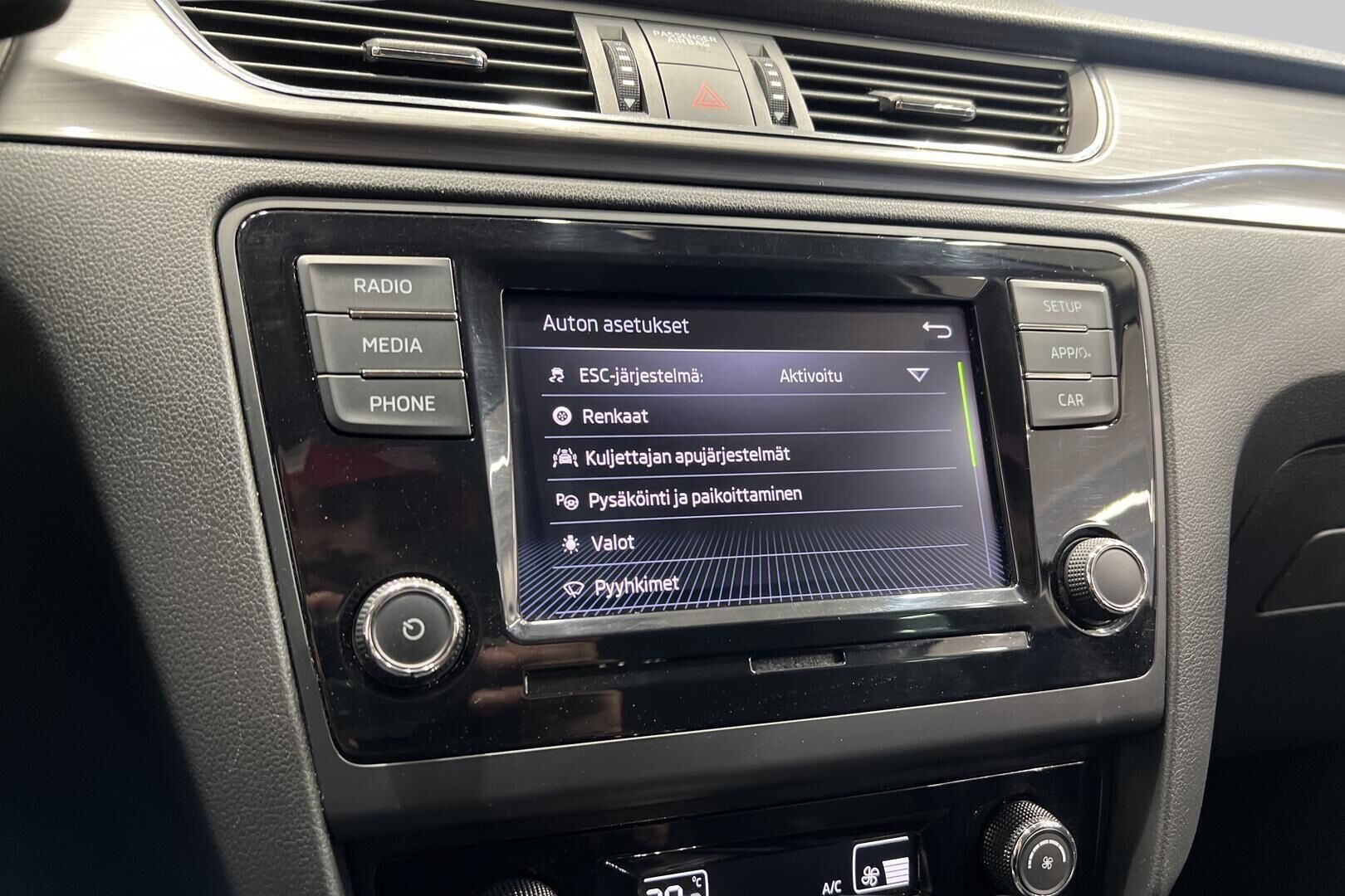 Skoda Rapid iso kuva 16