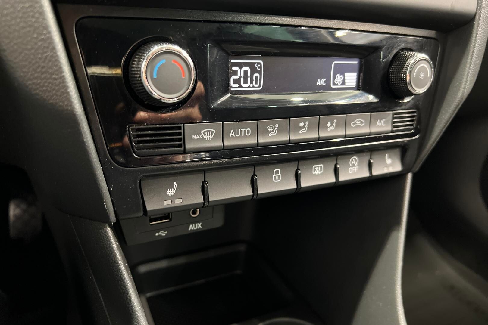 Skoda Rapid iso kuva 17