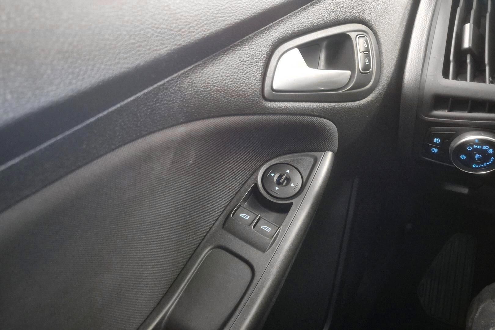 Ford Focus iso kuva 24