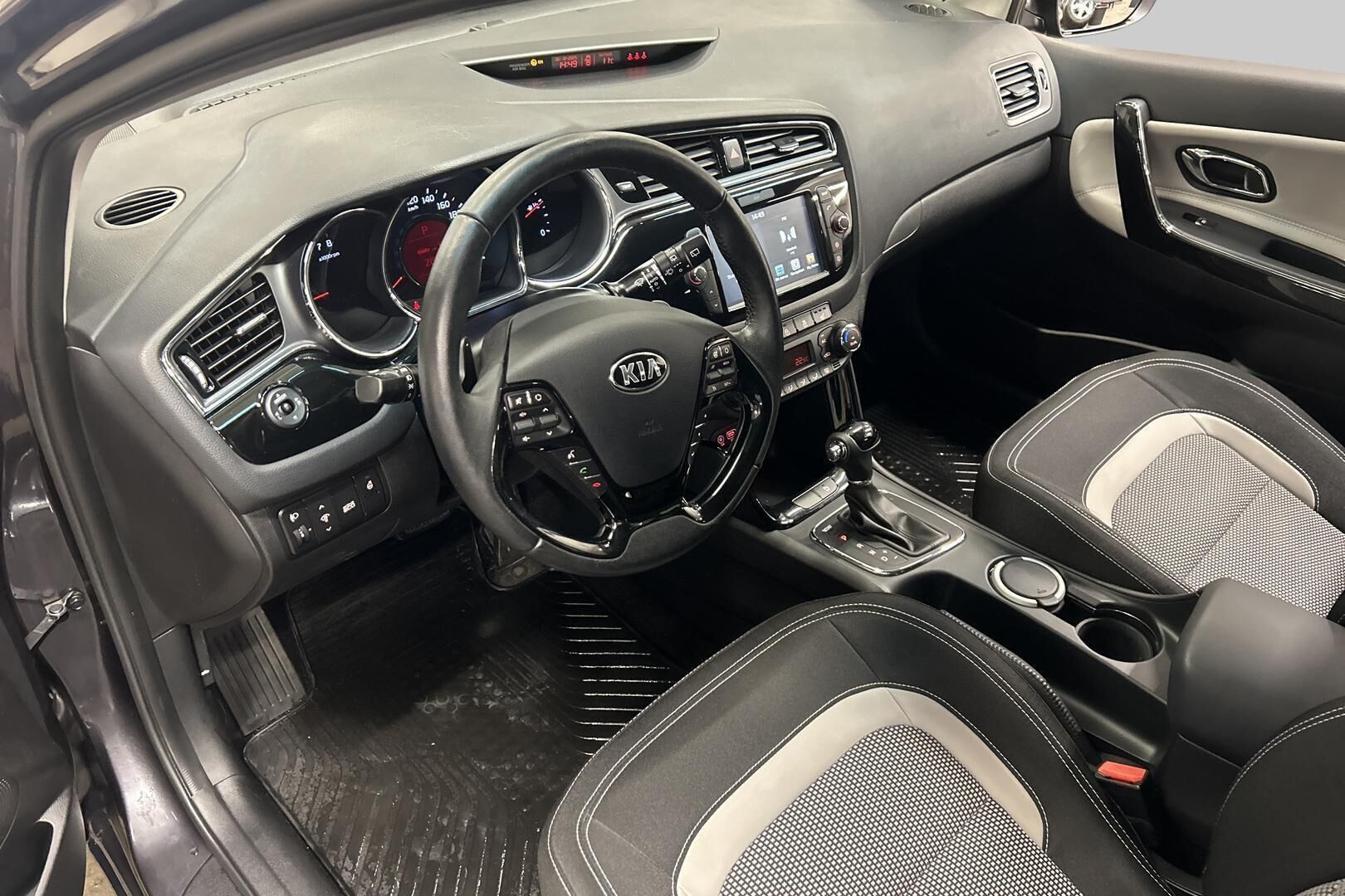 Kia cee'd iso kuva 9