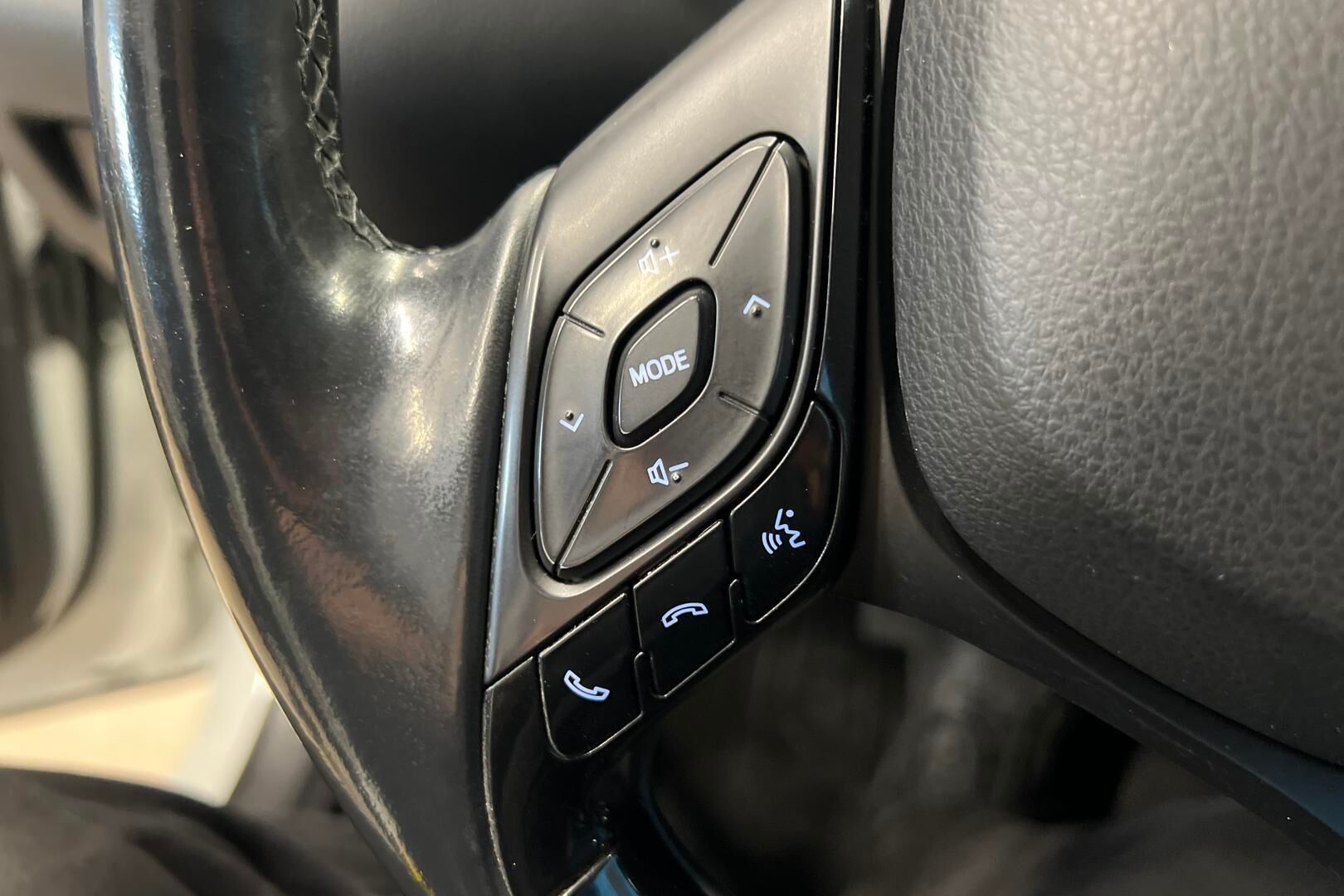 Toyota C-HR iso kuva 16