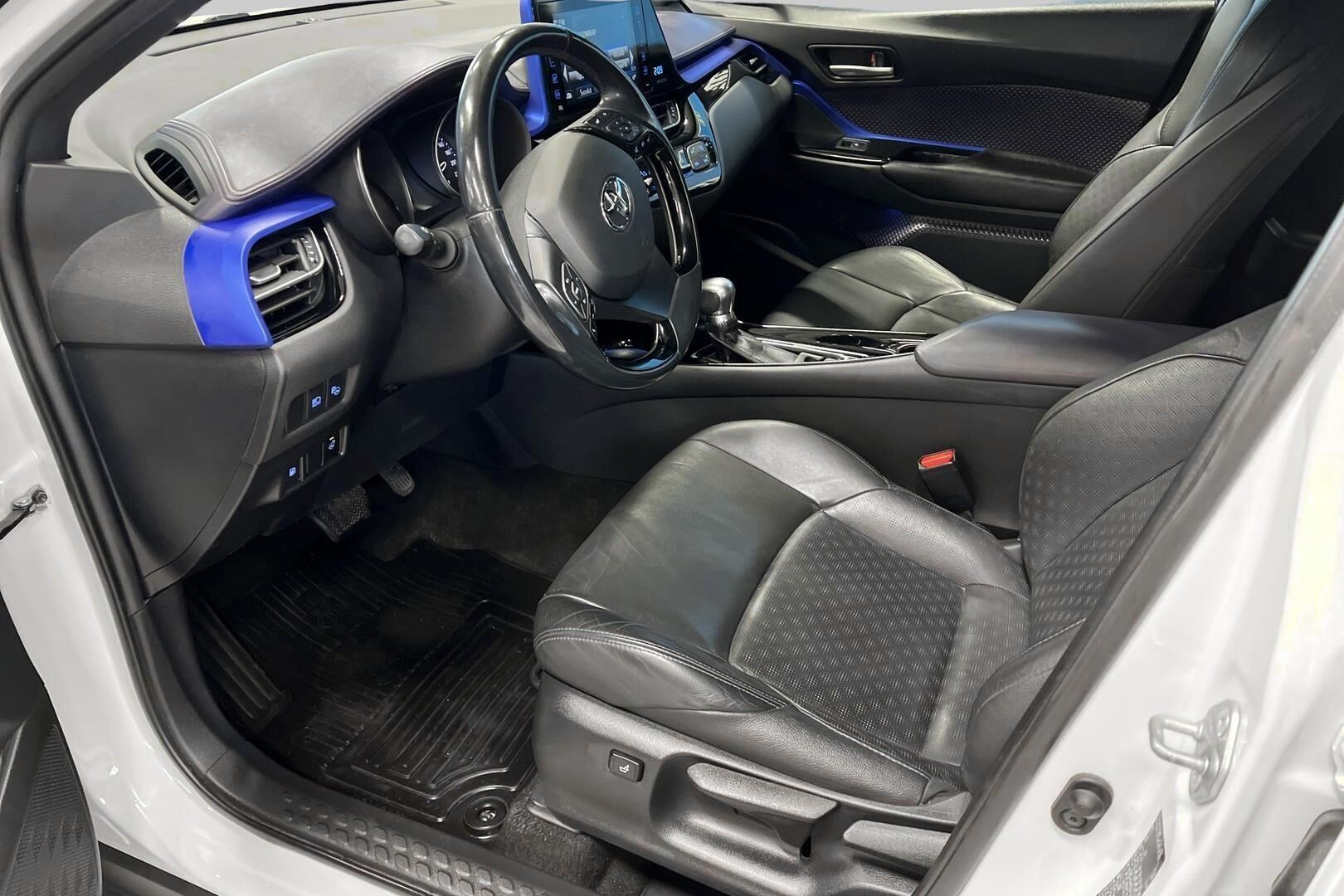 Toyota C-HR iso kuva 8