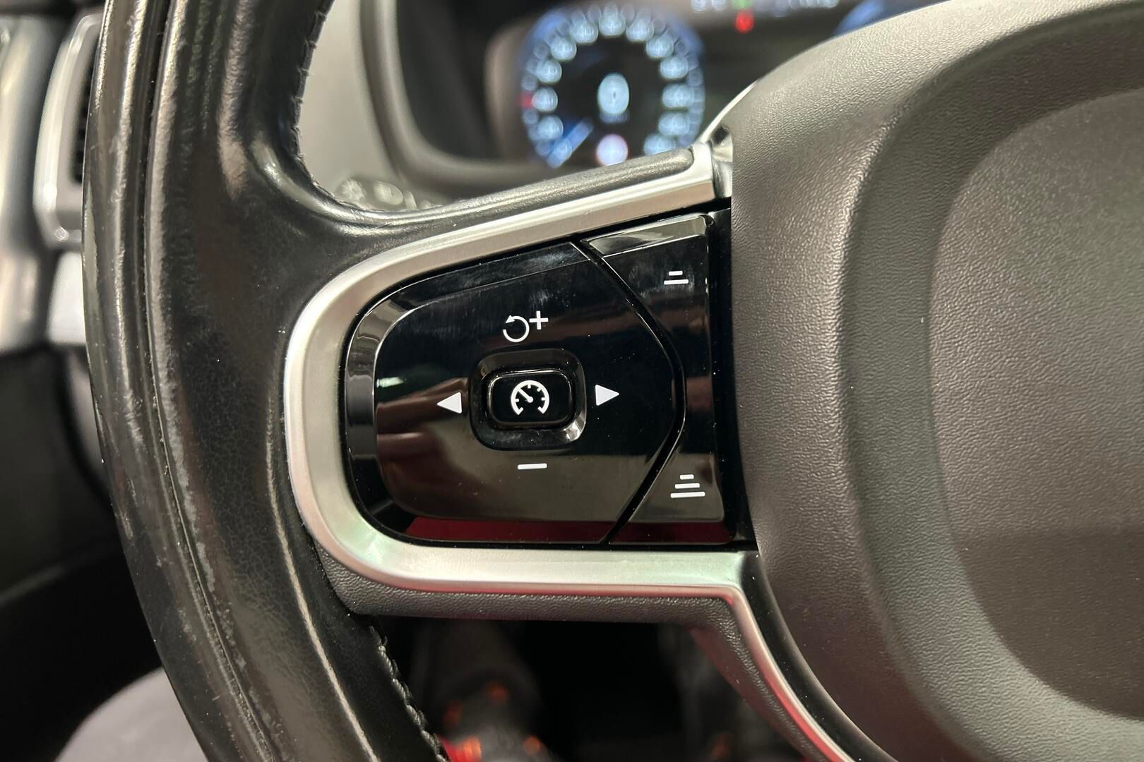 Volvo XC90 iso kuva 18