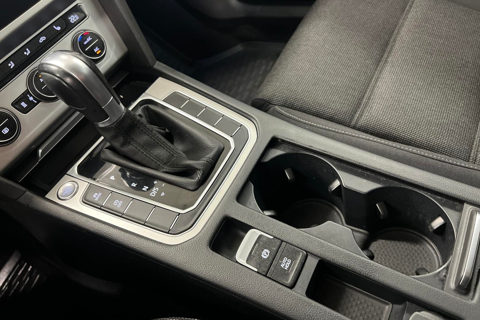 Volkswagen Passat iso kuva 16