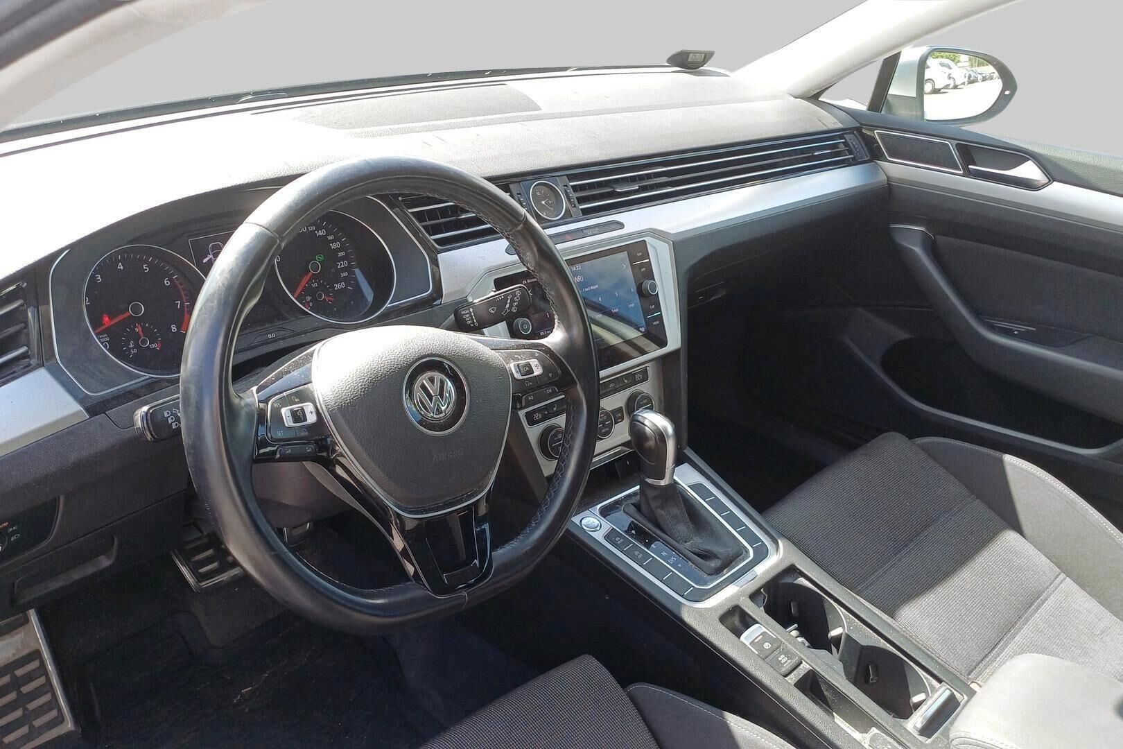 Volkswagen Passat iso kuva 2