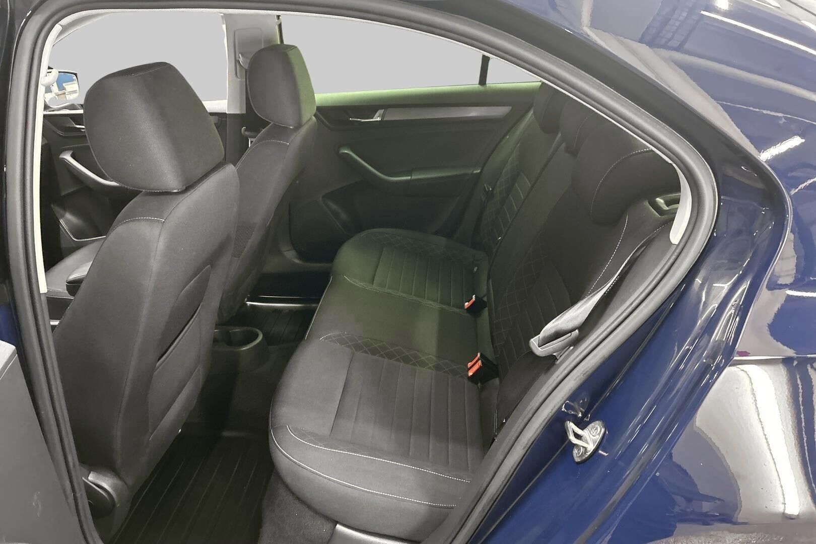 Skoda Rapid iso kuva 10