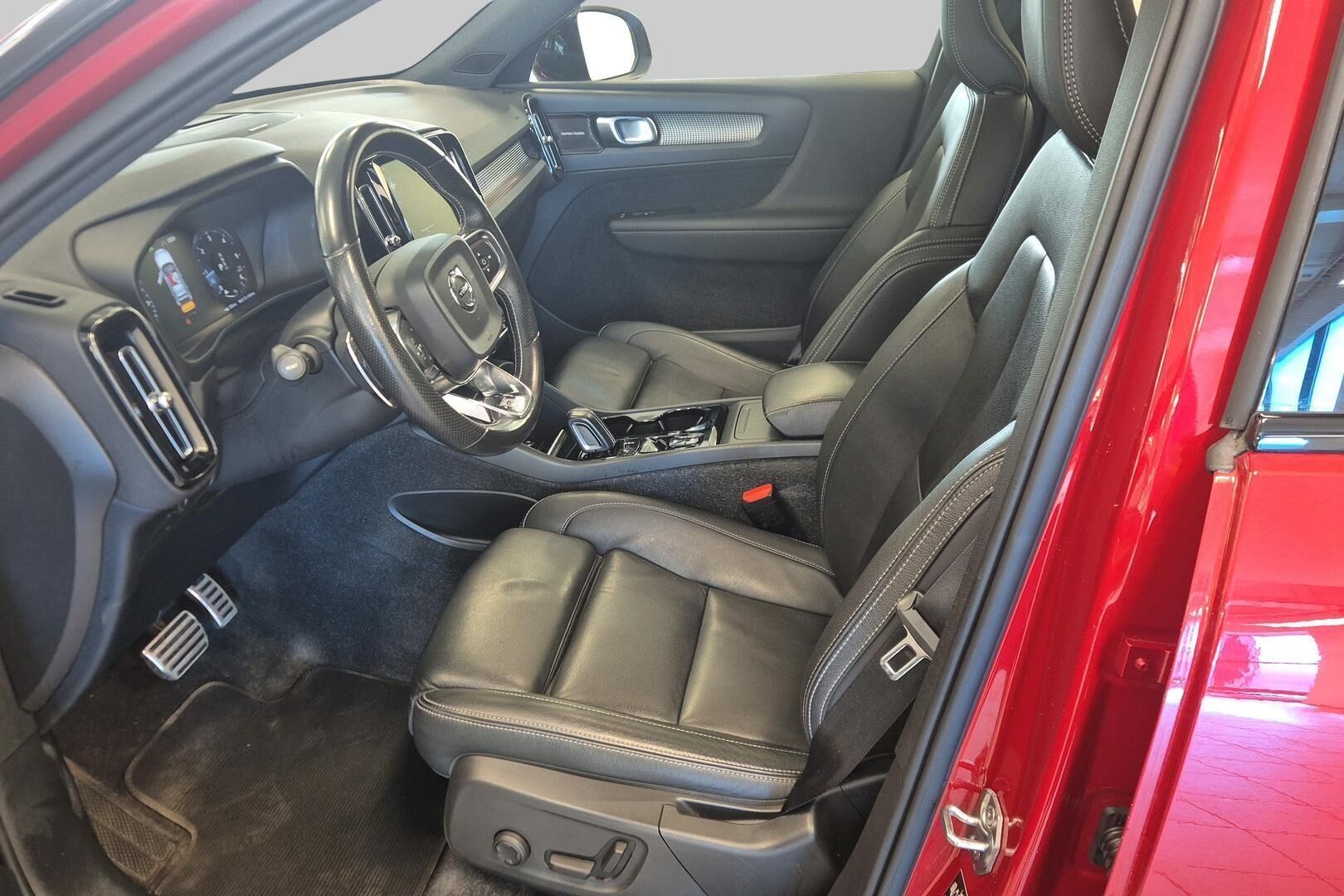 Volvo XC40 iso kuva 9