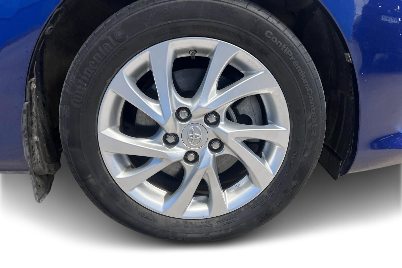 Toyota Auris iso kuva 13