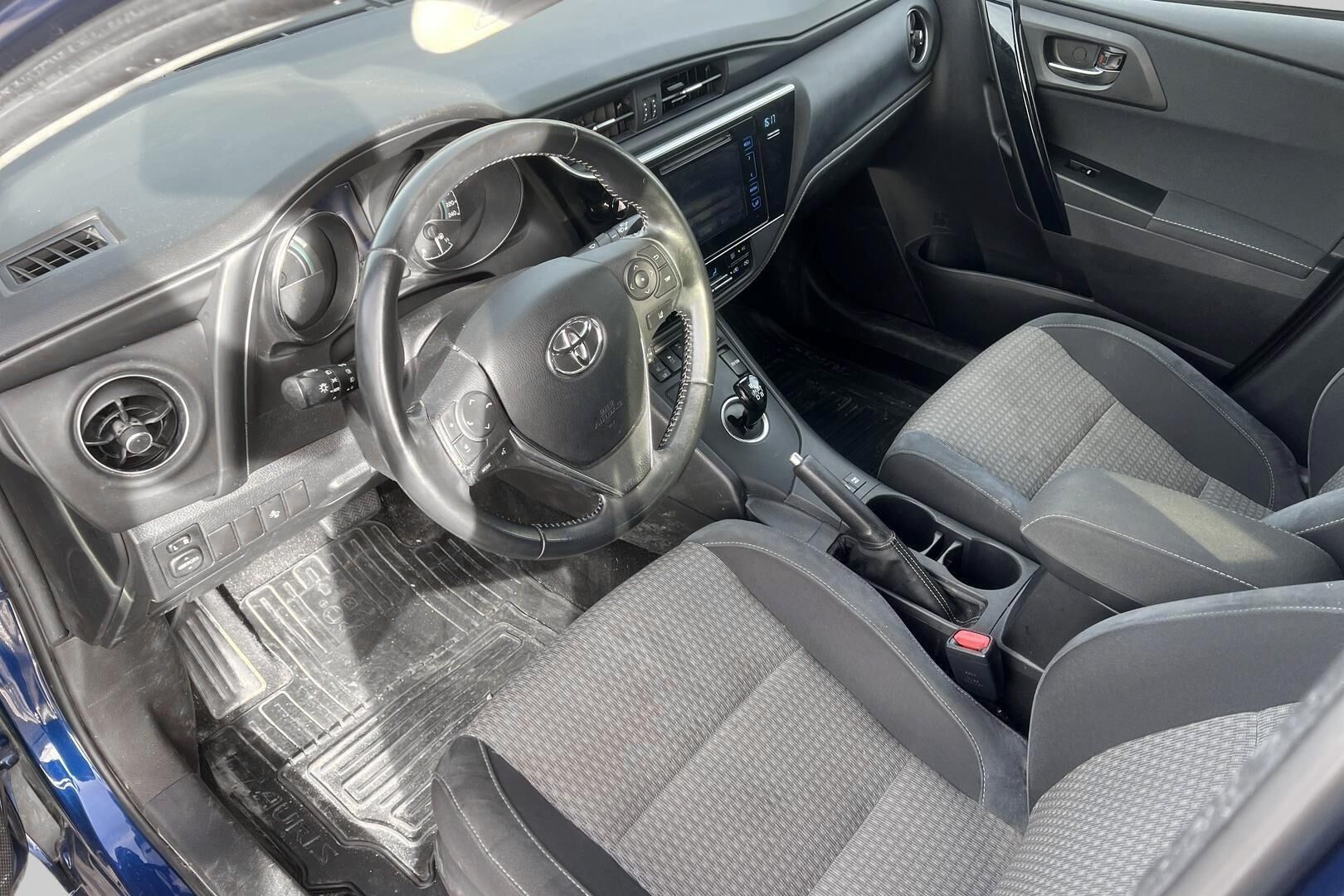 Toyota Auris iso kuva 2