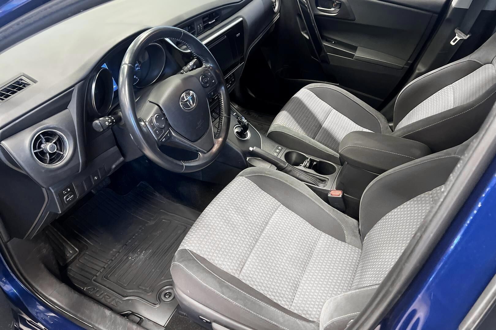 Toyota Auris iso kuva 9