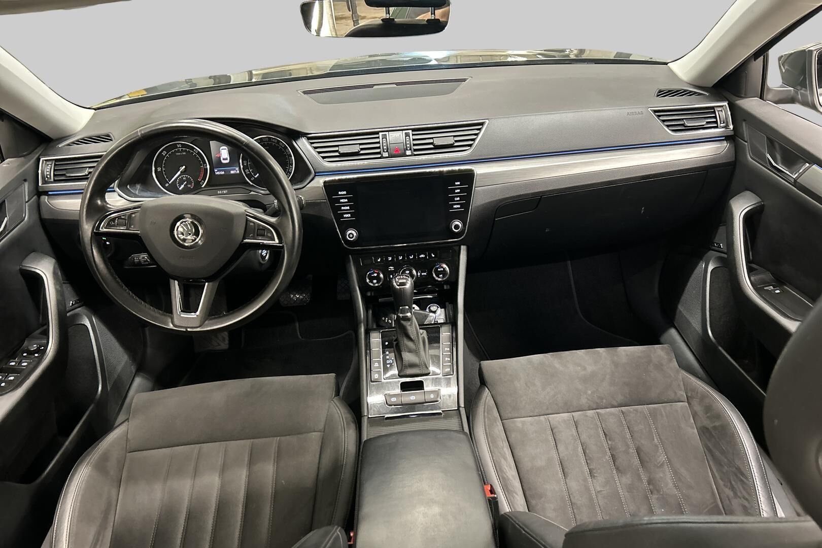 Skoda Superb iso kuva 8